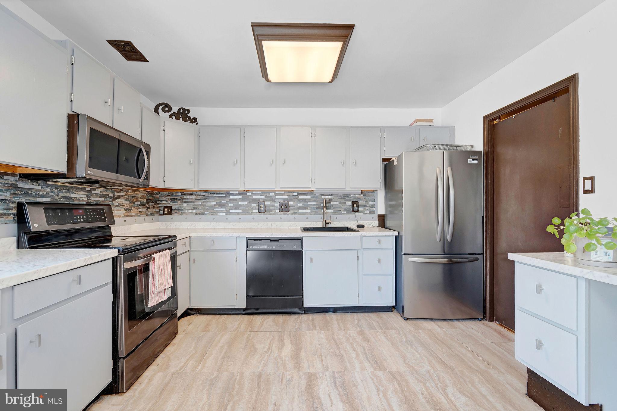 6 TRANSOM COURT