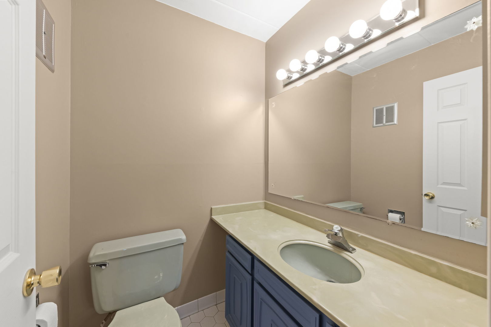8704 Mobile Avenue Unit: 2C