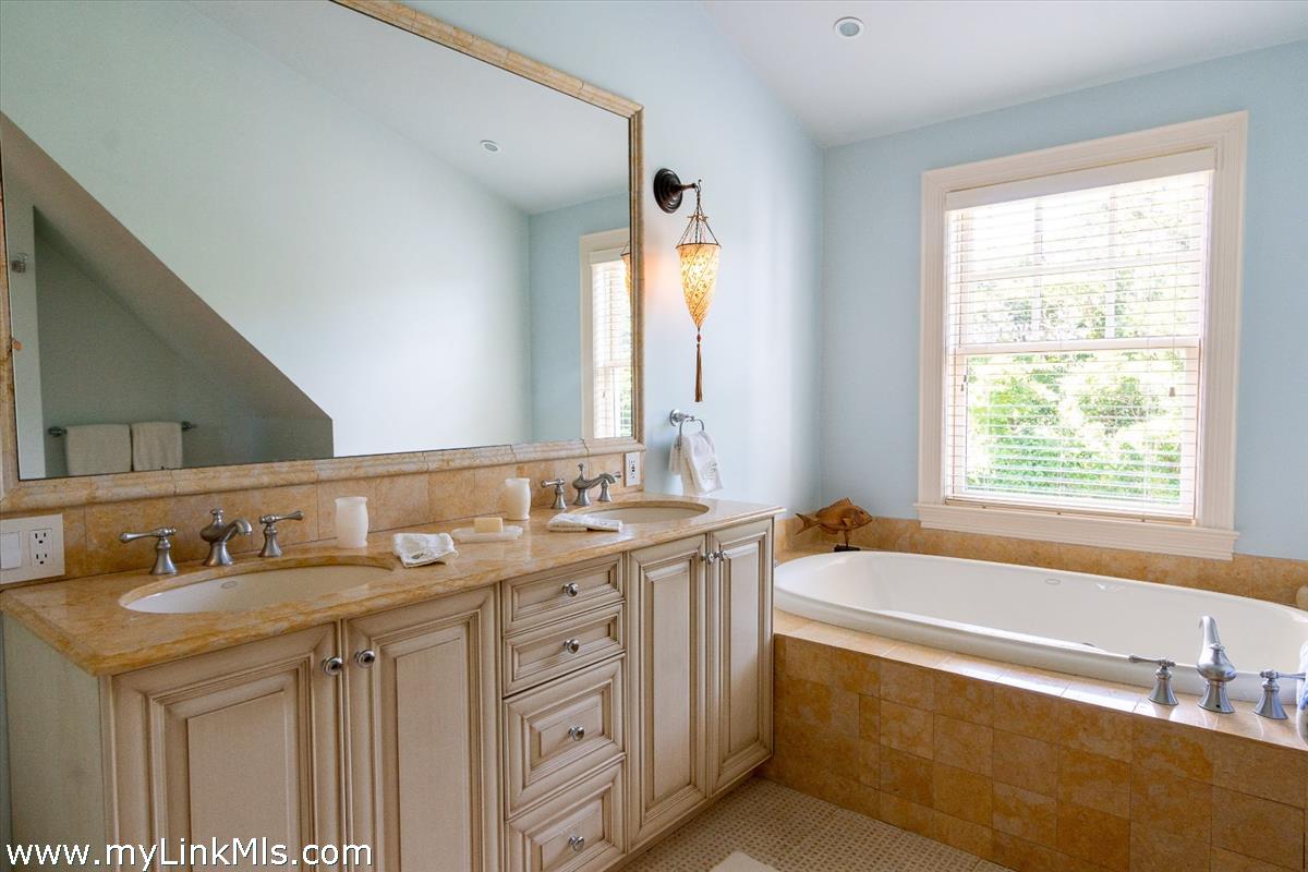 1 Shawkemo Hills Lane