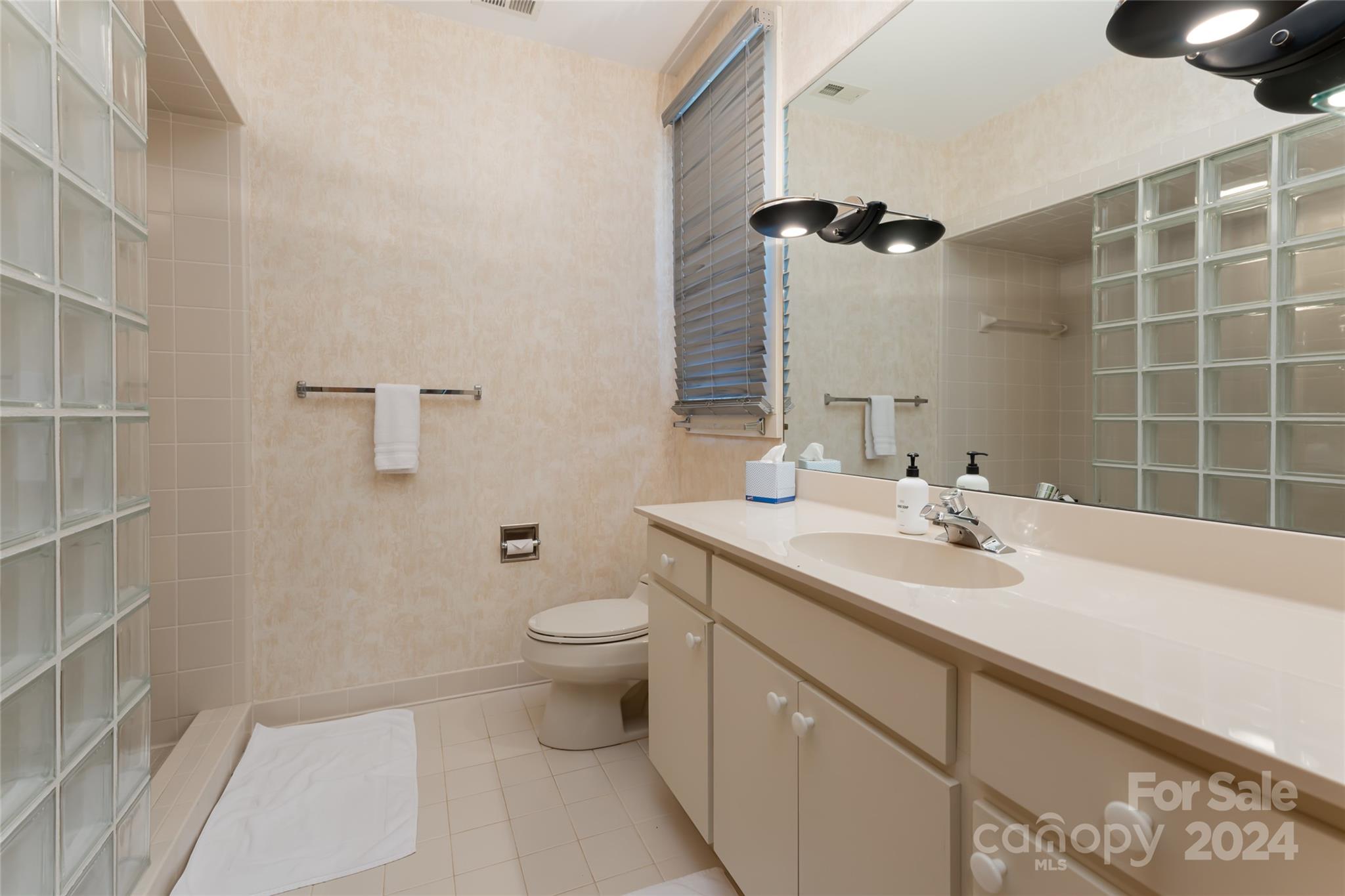 888 Country Club Road