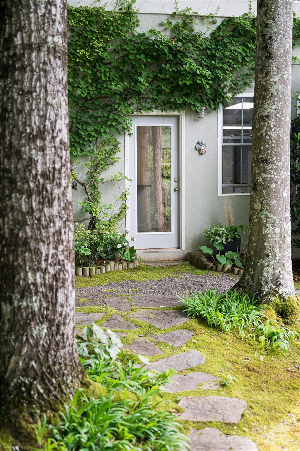 7 White Palmer Court