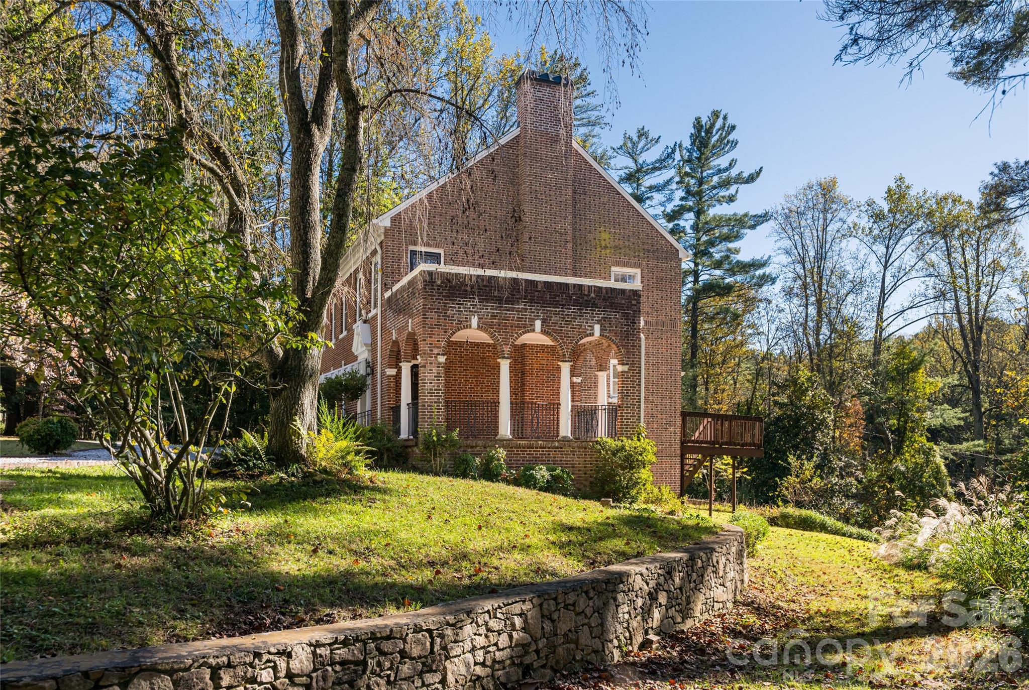 325 Vanderbilt Road