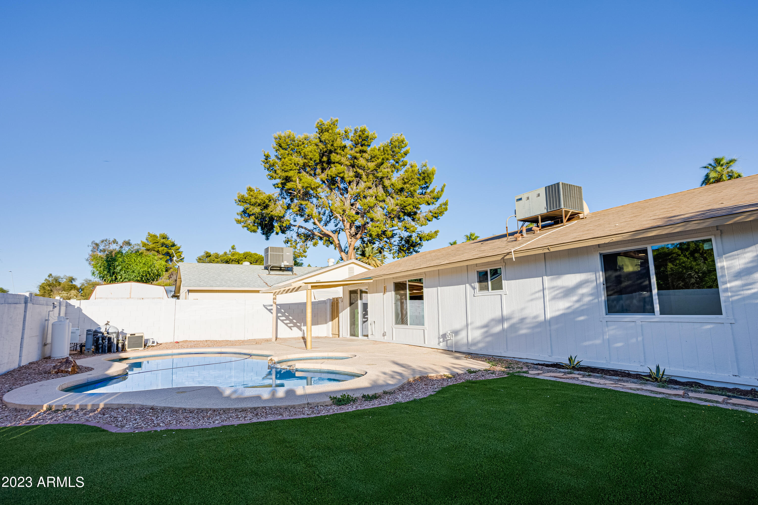 1068 W MESQUITE Street