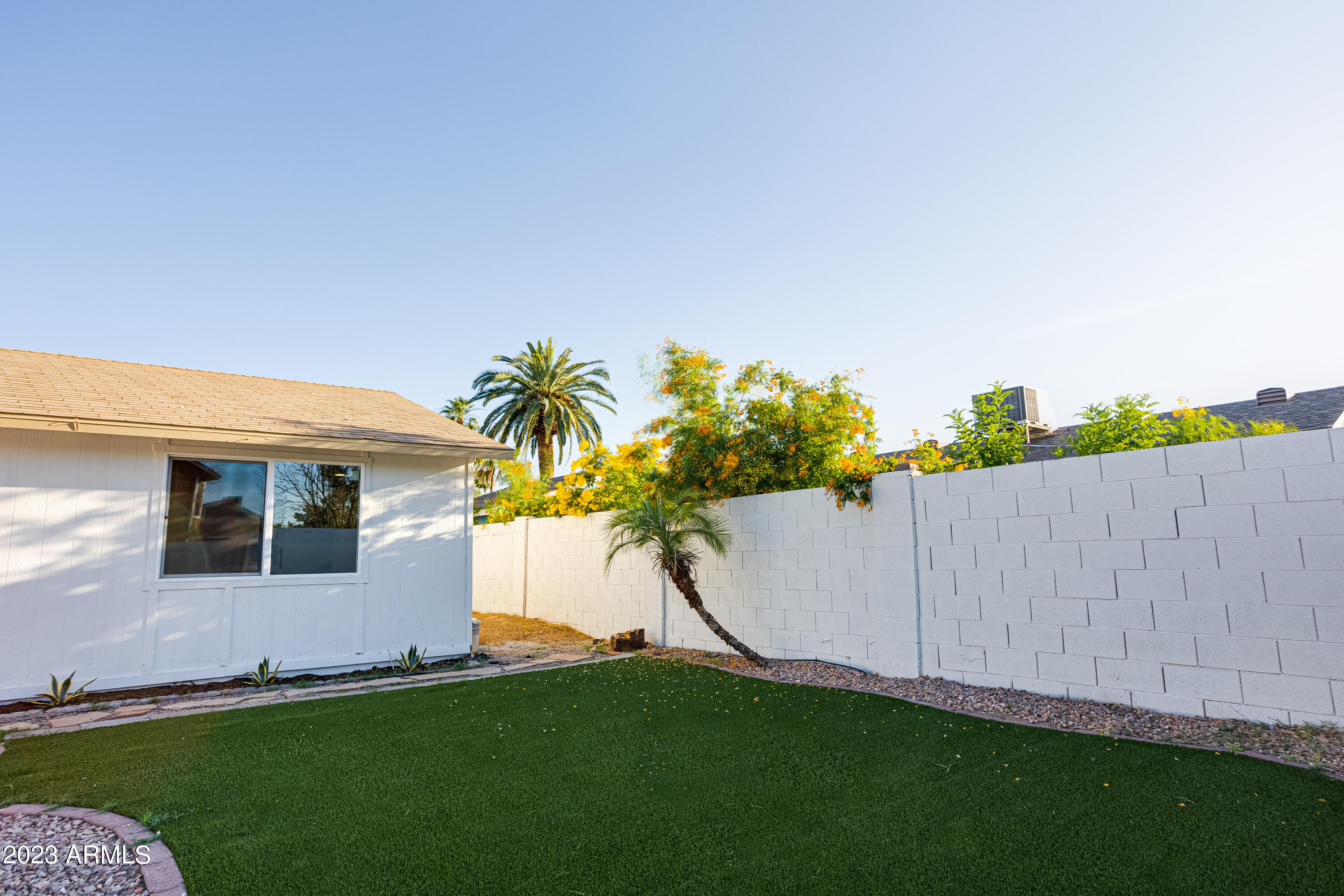 1068 W MESQUITE Street