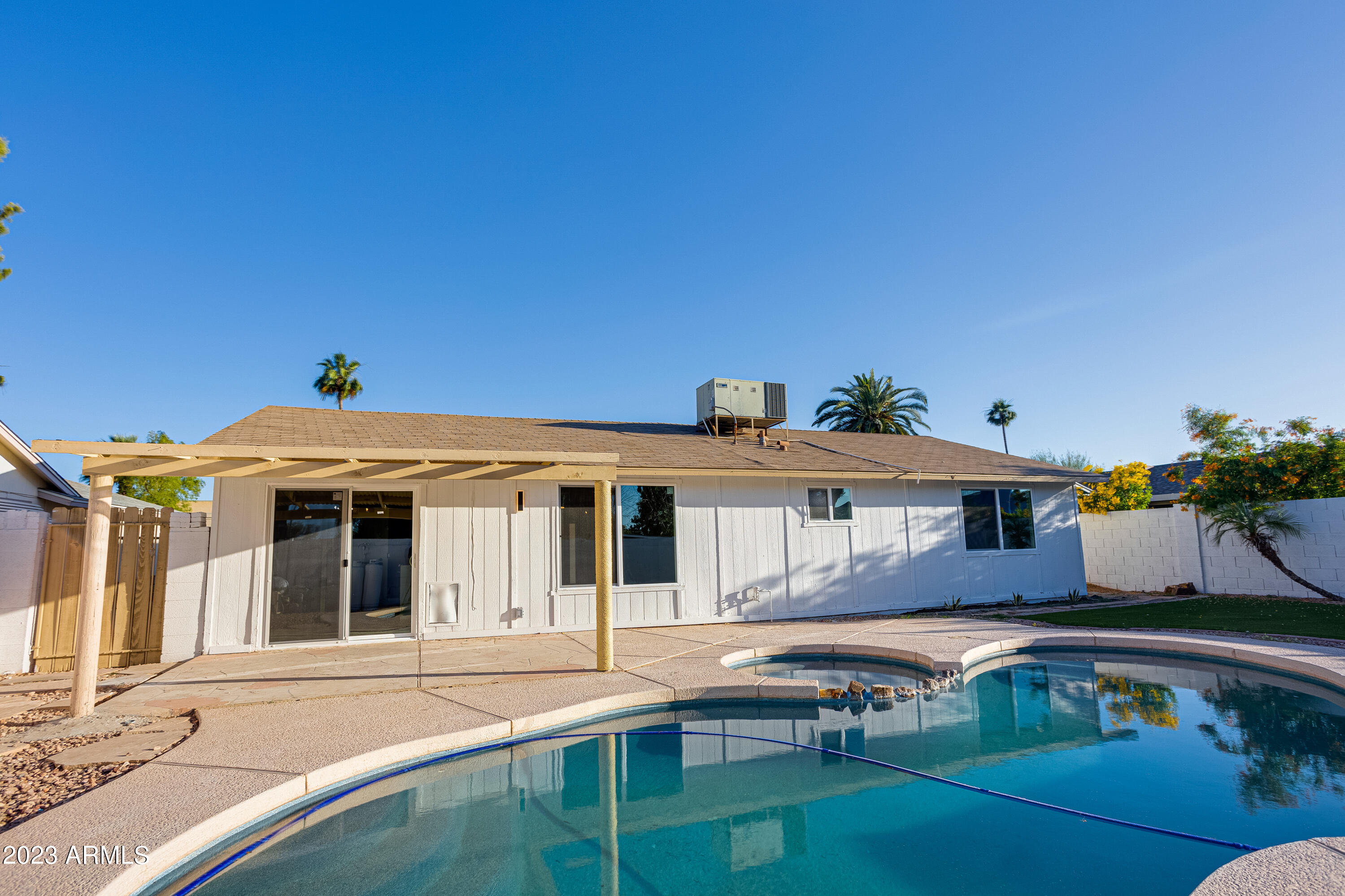 1068 W MESQUITE Street