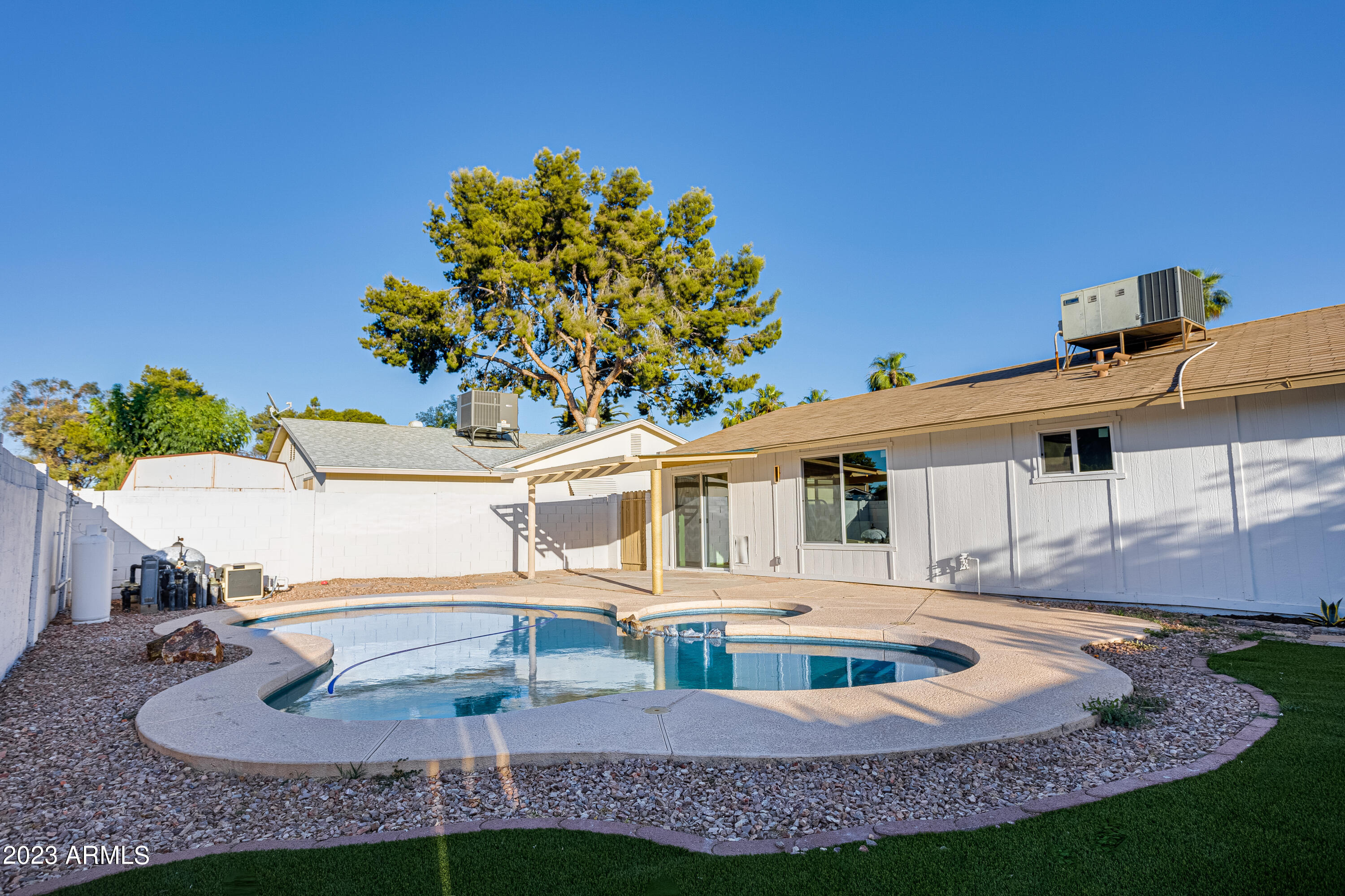 1068 W MESQUITE Street