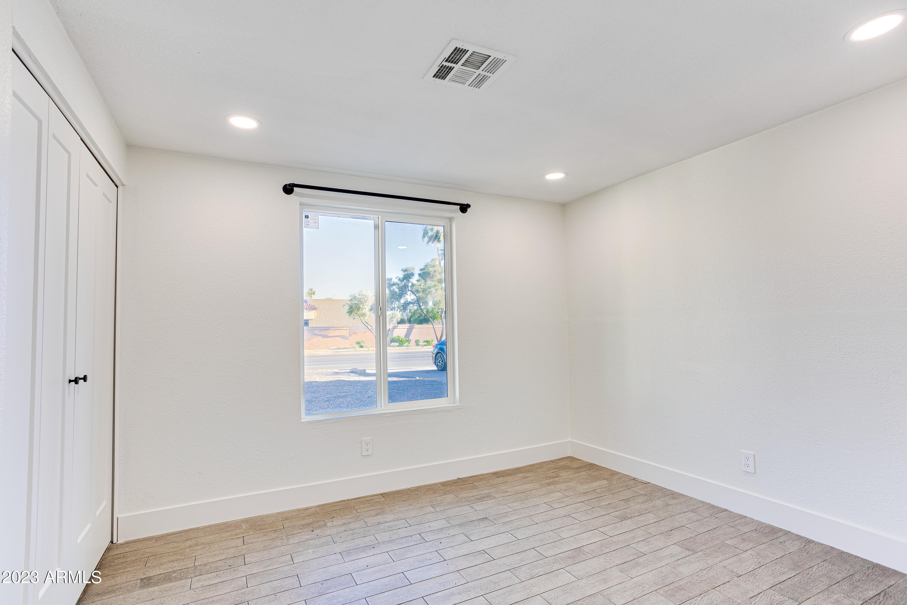 1068 W MESQUITE Street