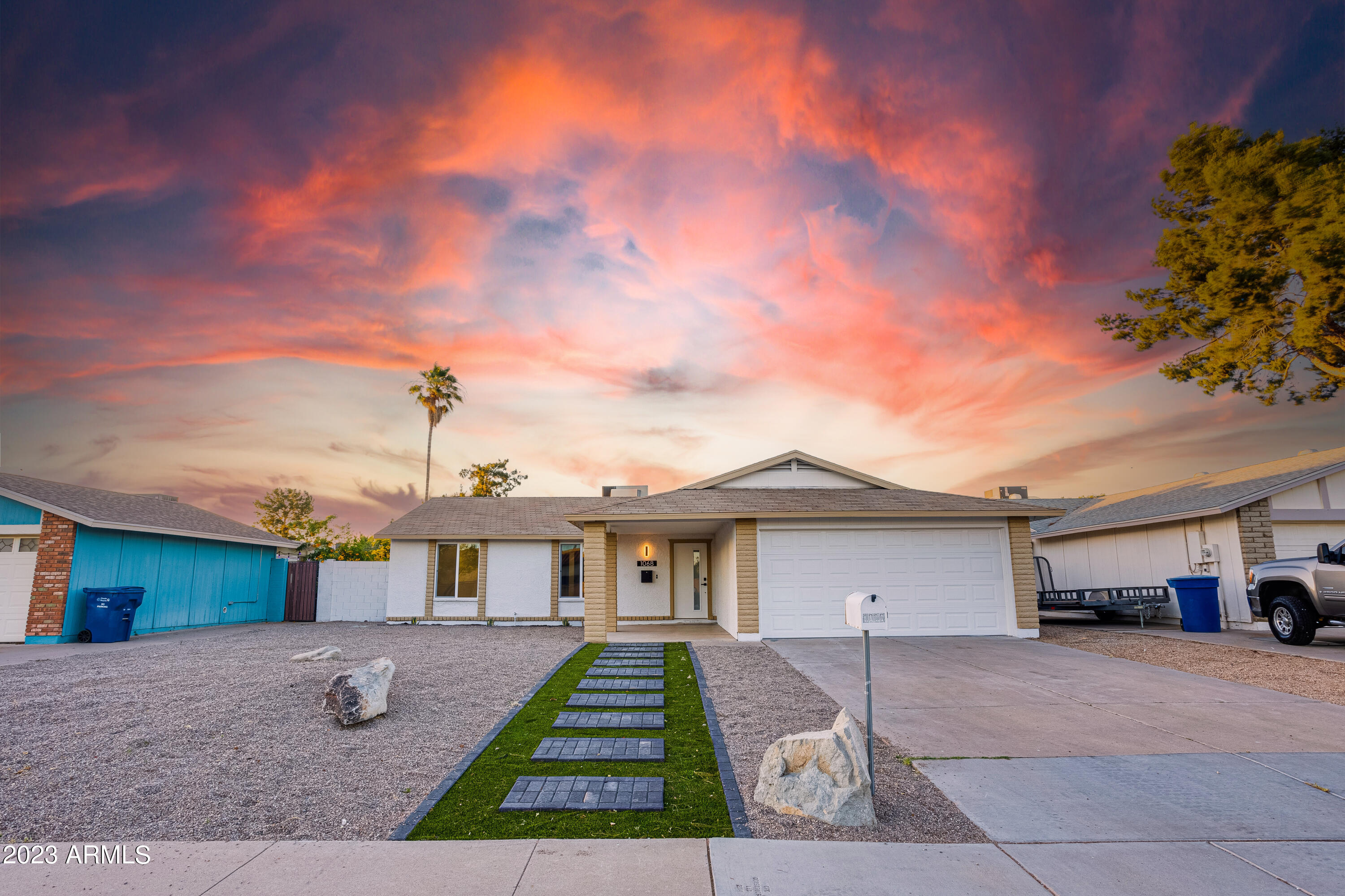 1068 W MESQUITE Street