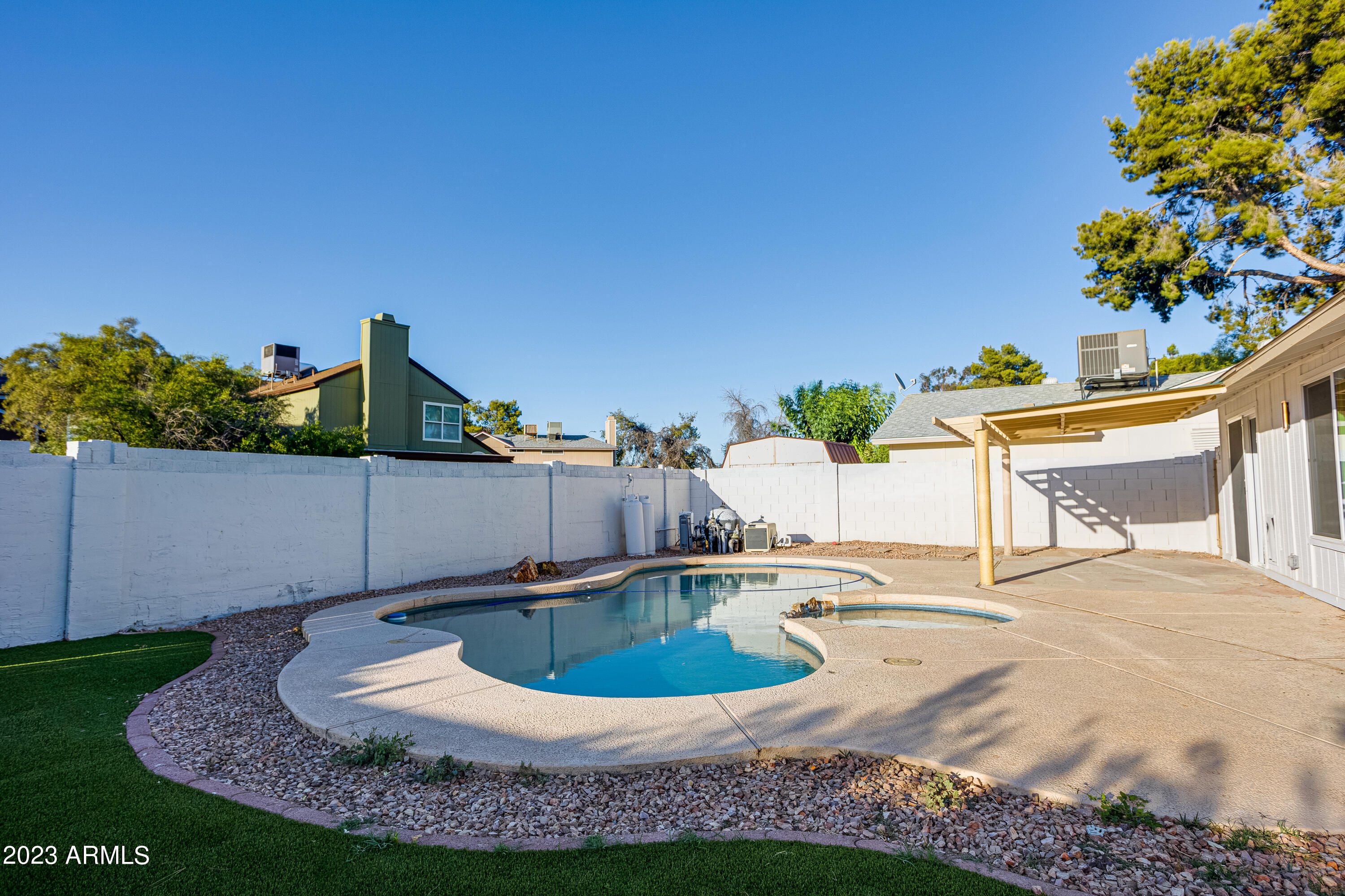 1068 W MESQUITE Street
