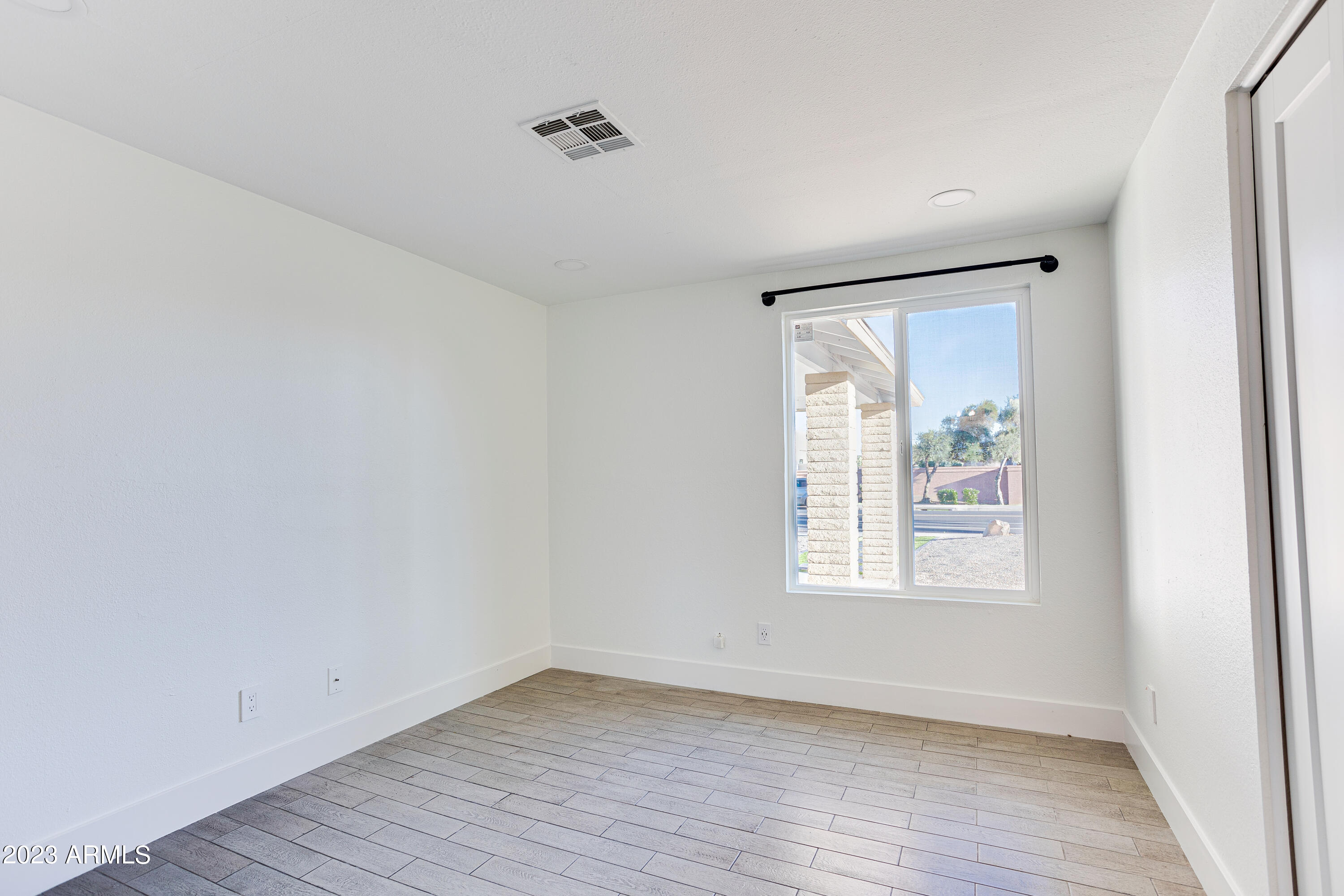 1068 W MESQUITE Street