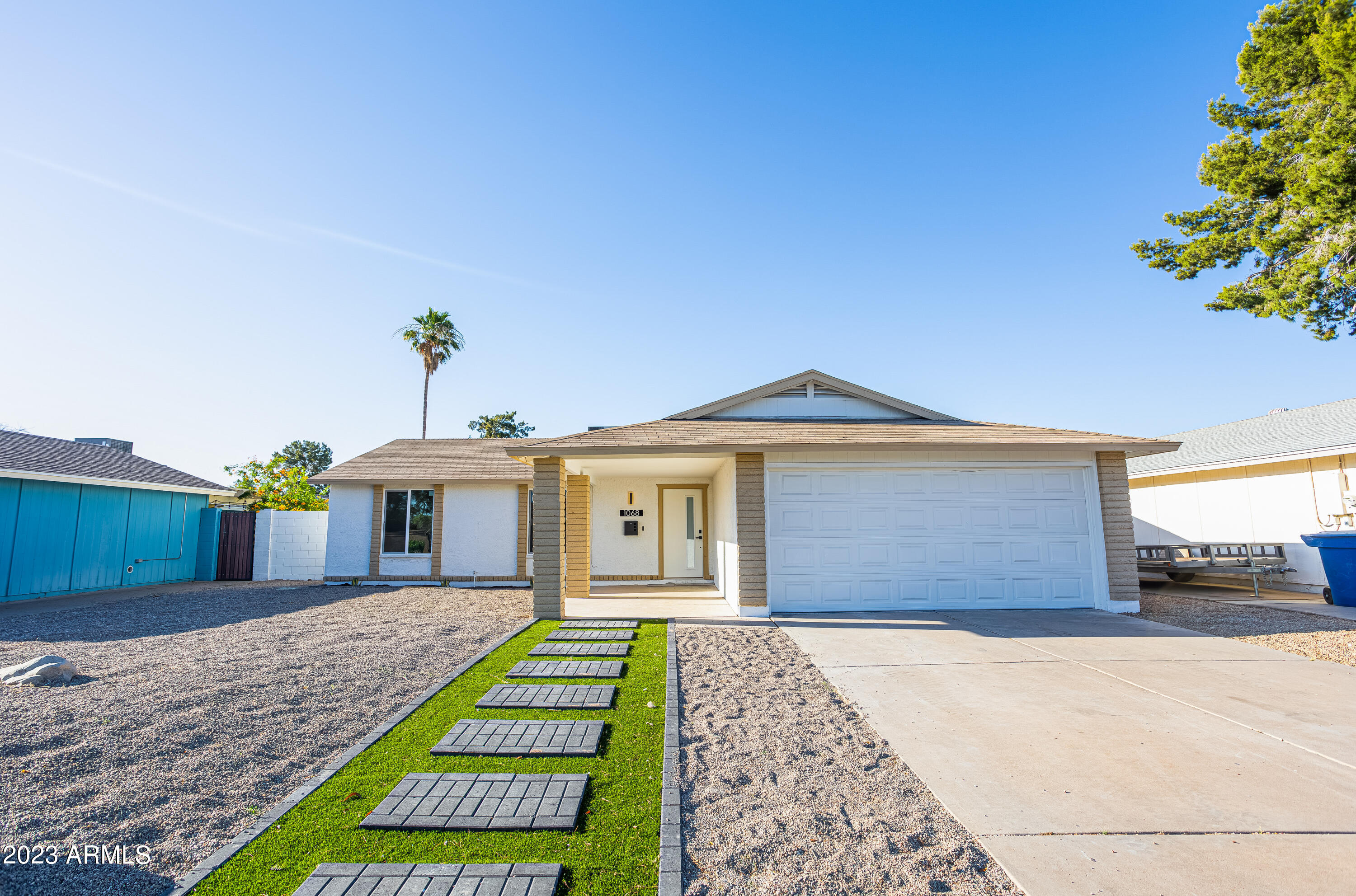 1068 W MESQUITE Street