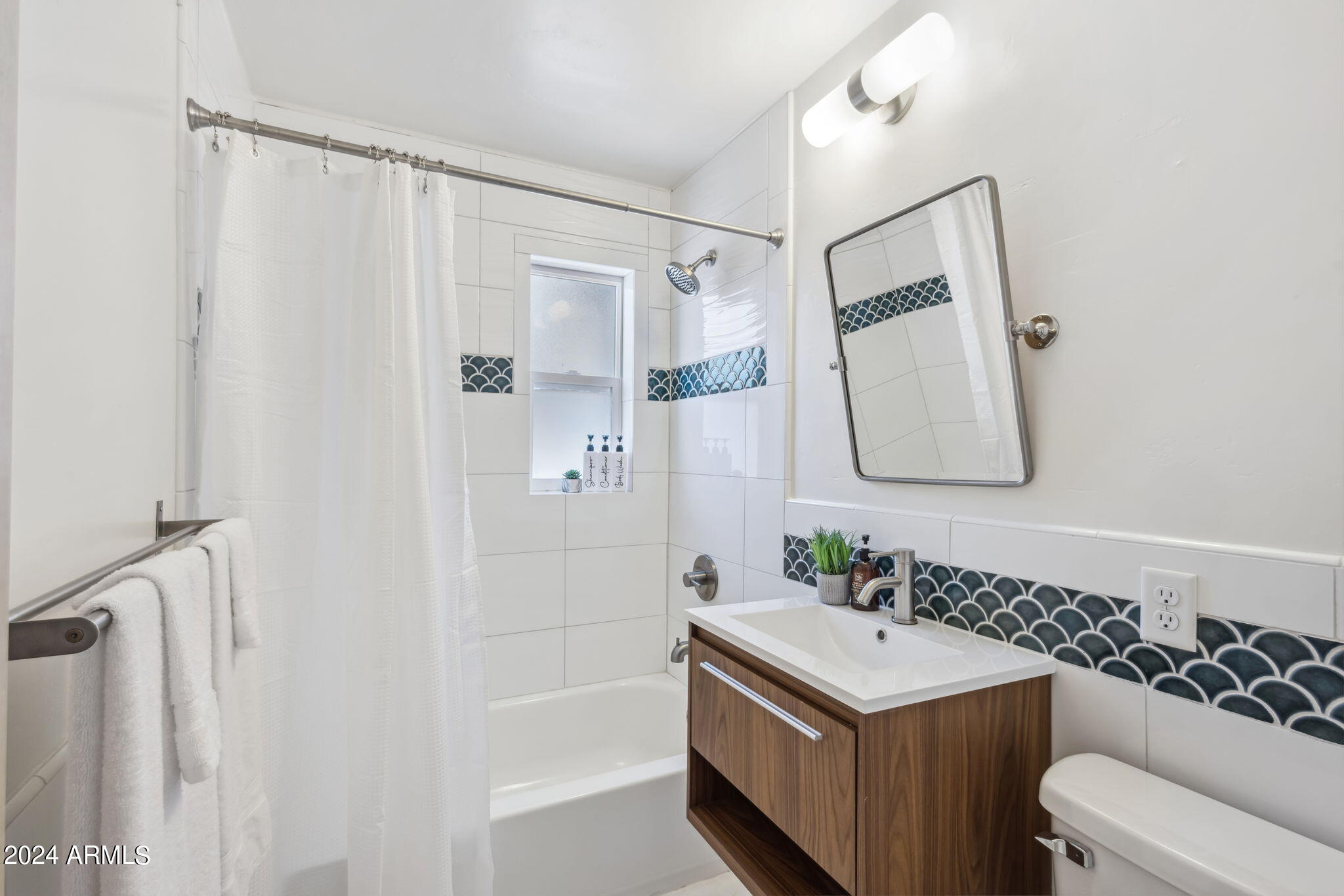 1808 N 80TH Place