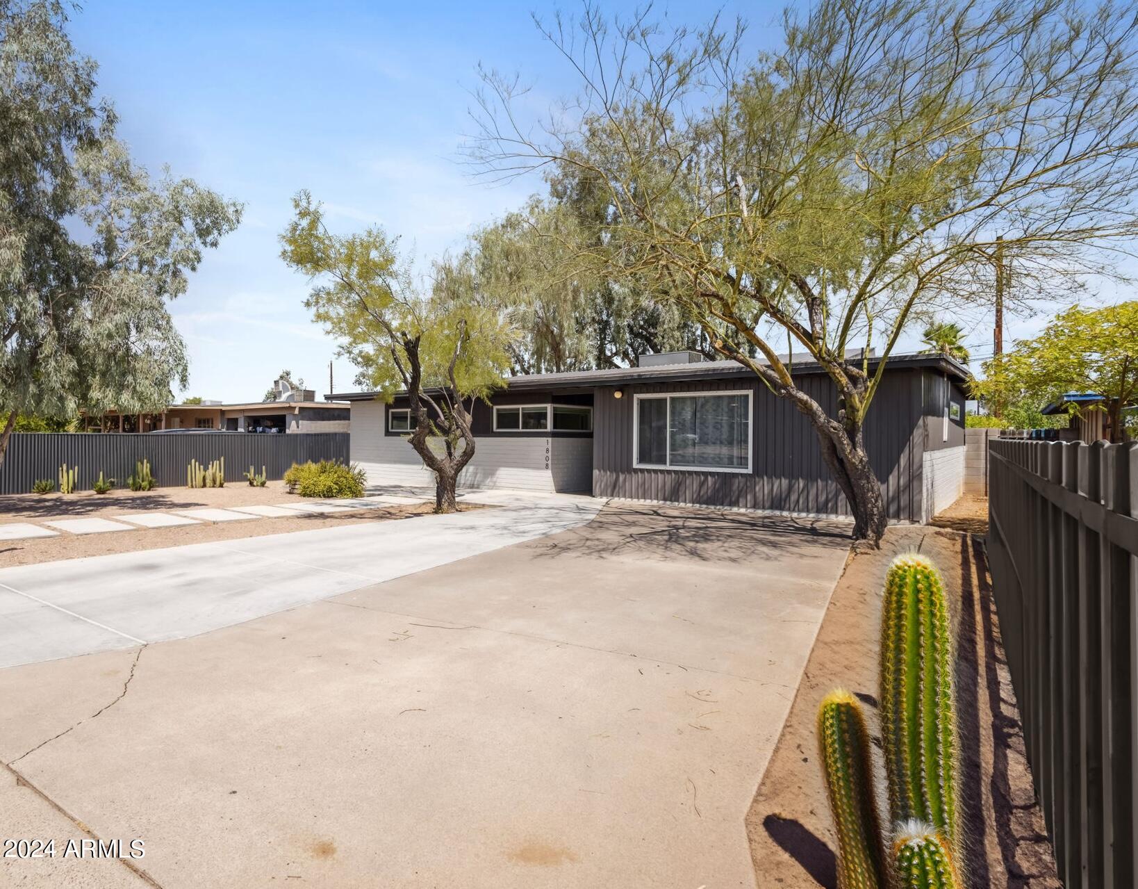 1808 N 80TH Place