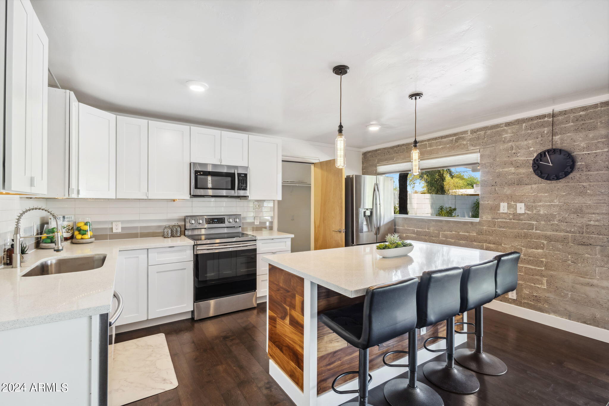 1808 N 80TH Place