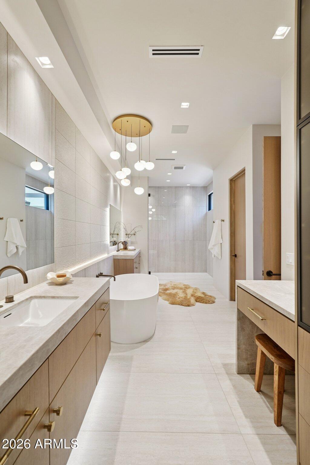 5761 N ECHO CANYON Circle