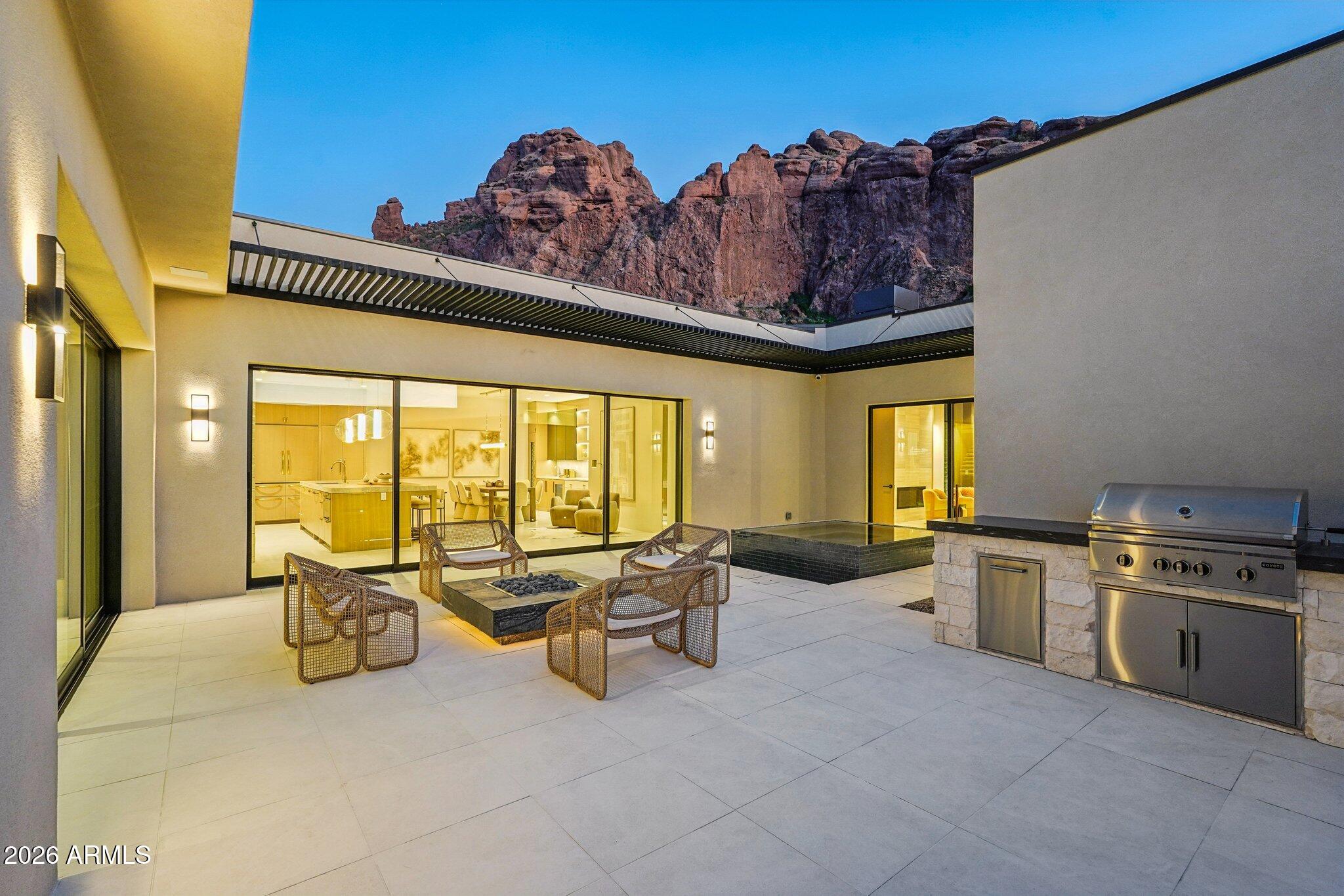 5761 N ECHO CANYON Circle