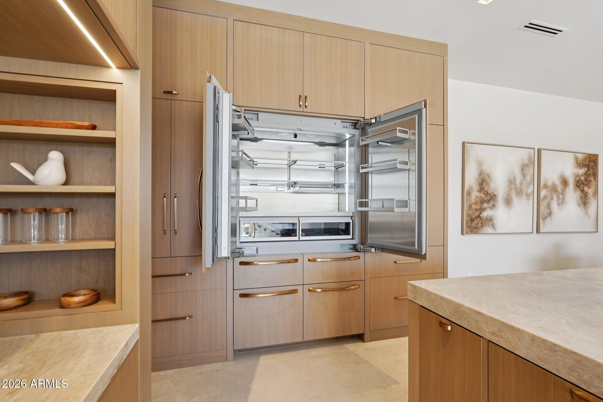 5761 N ECHO CANYON Circle