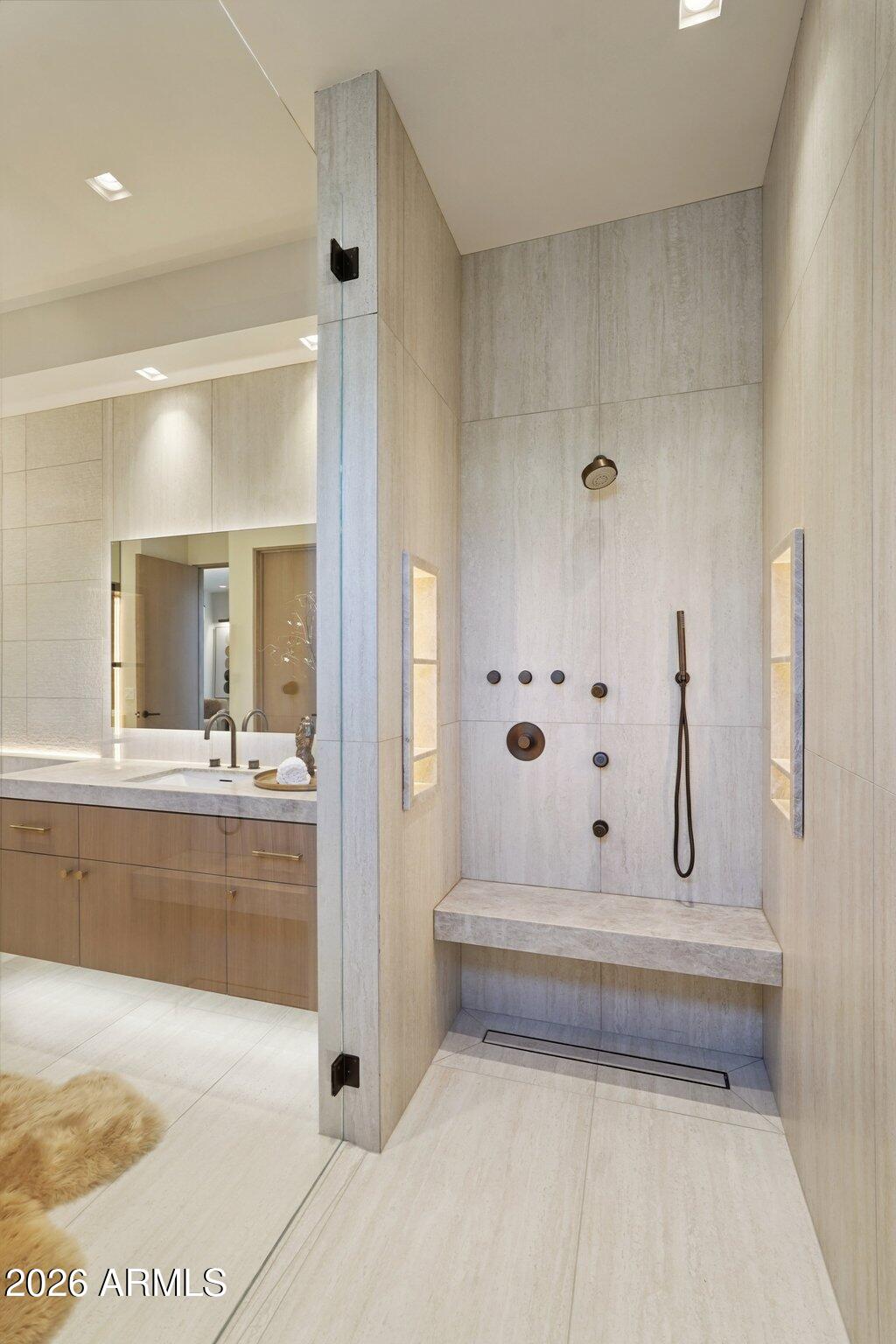 5761 N ECHO CANYON Circle