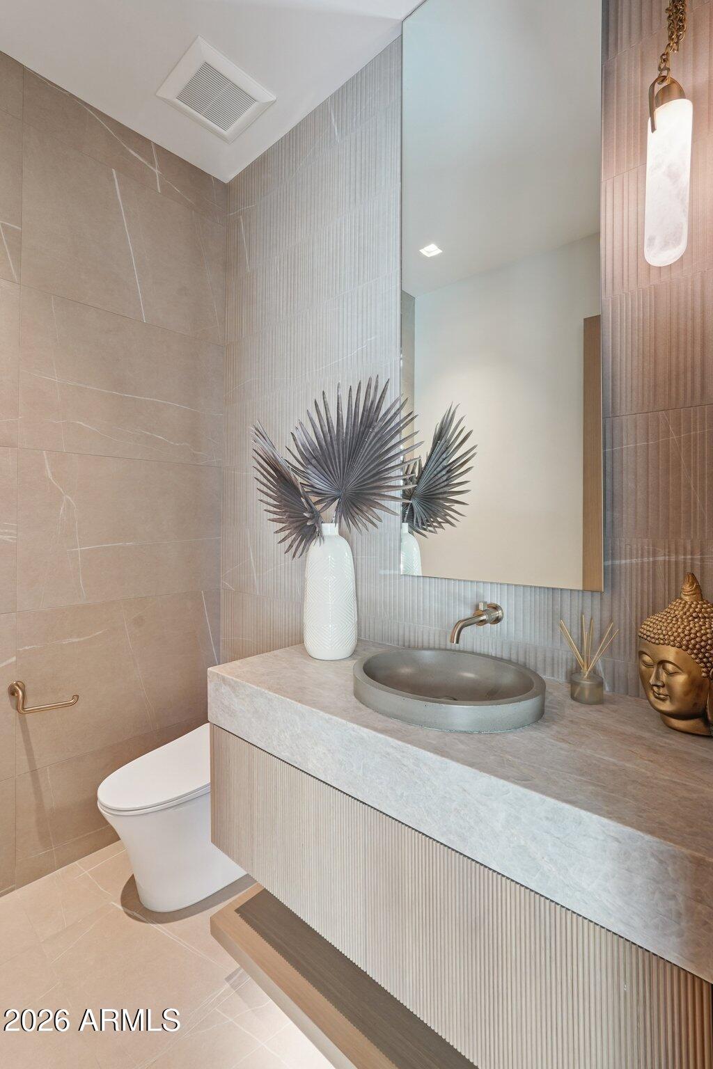 5761 N ECHO CANYON Circle