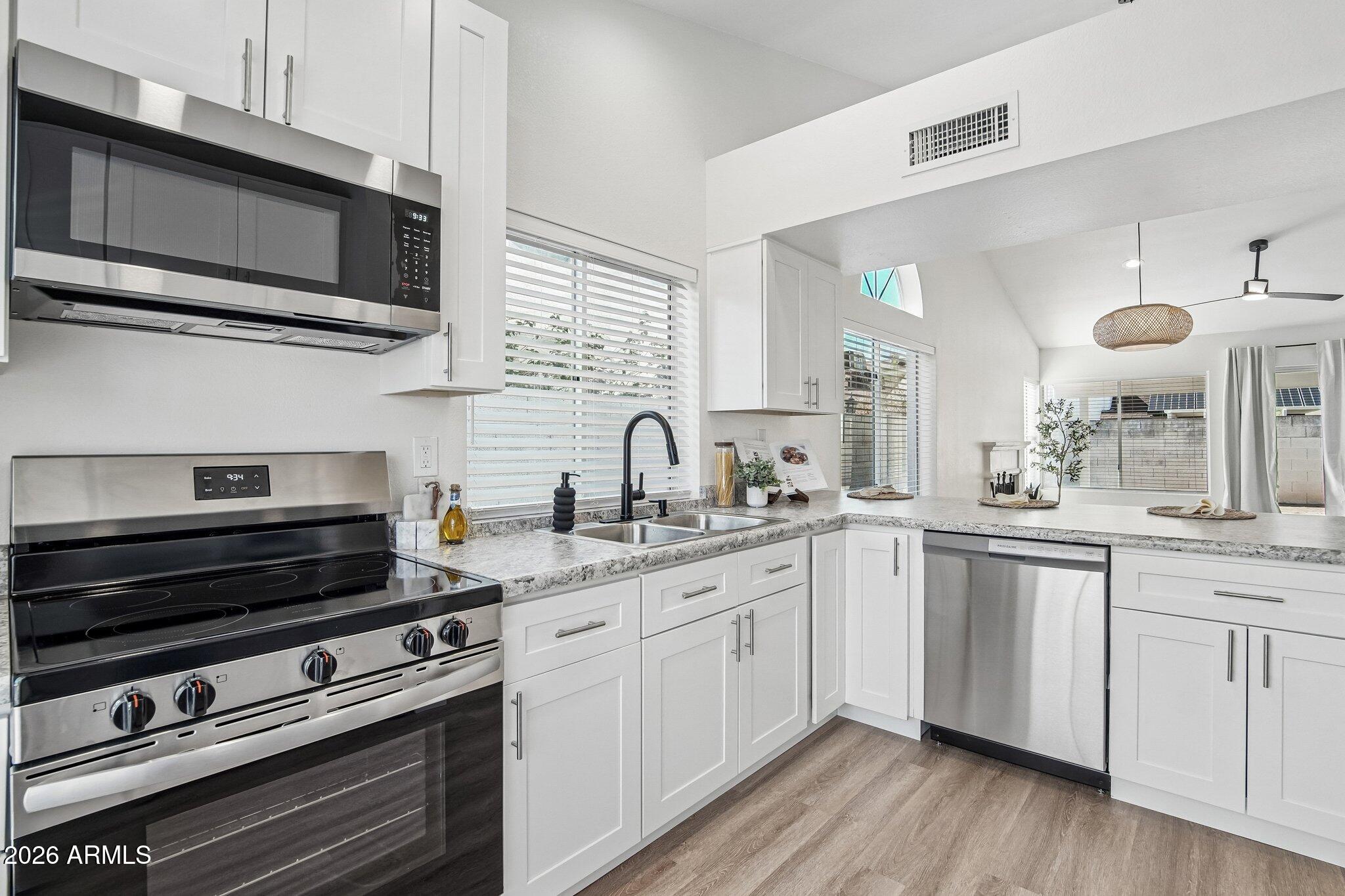 1029 E ANNETTE Drive