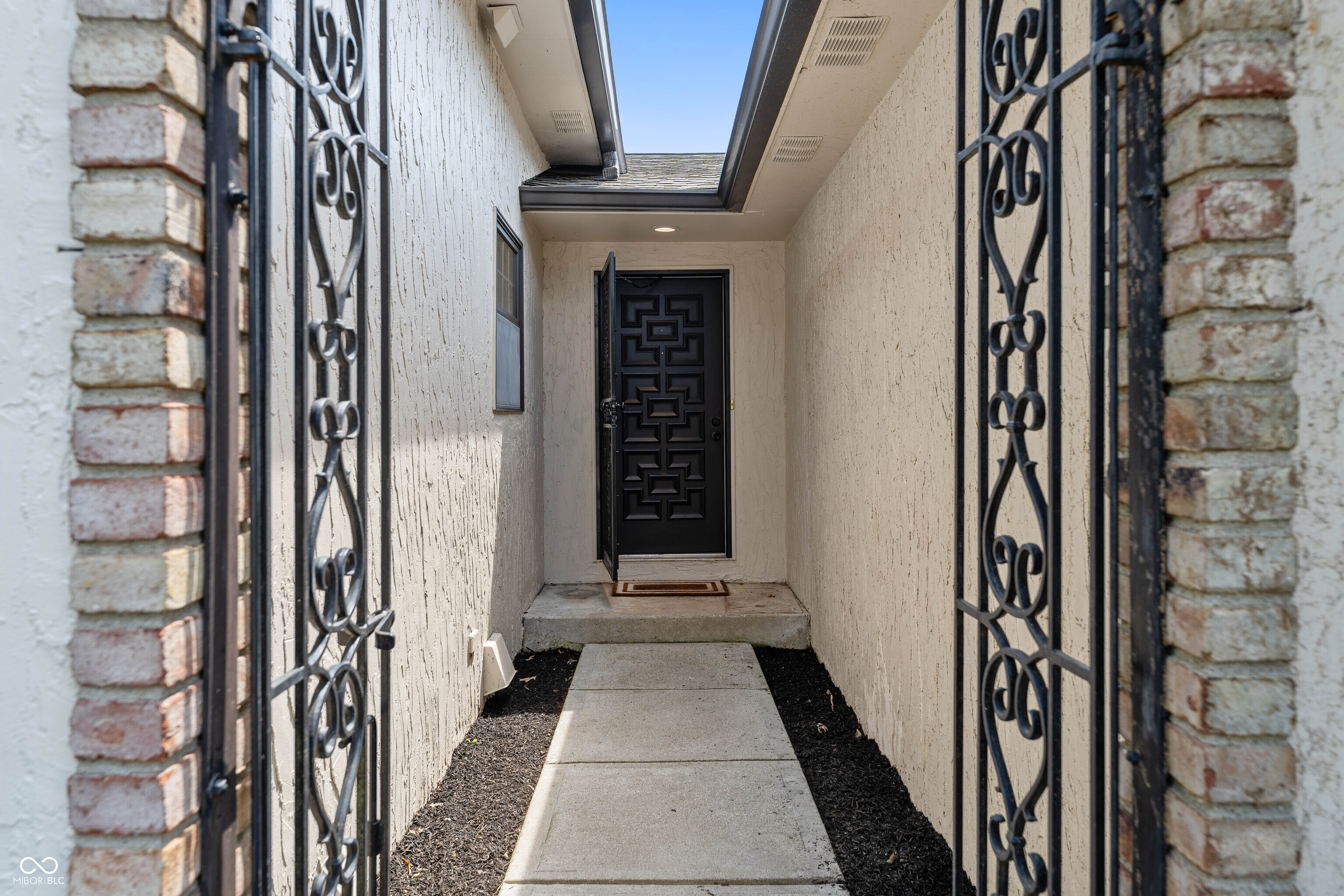 1047 Carters Grove