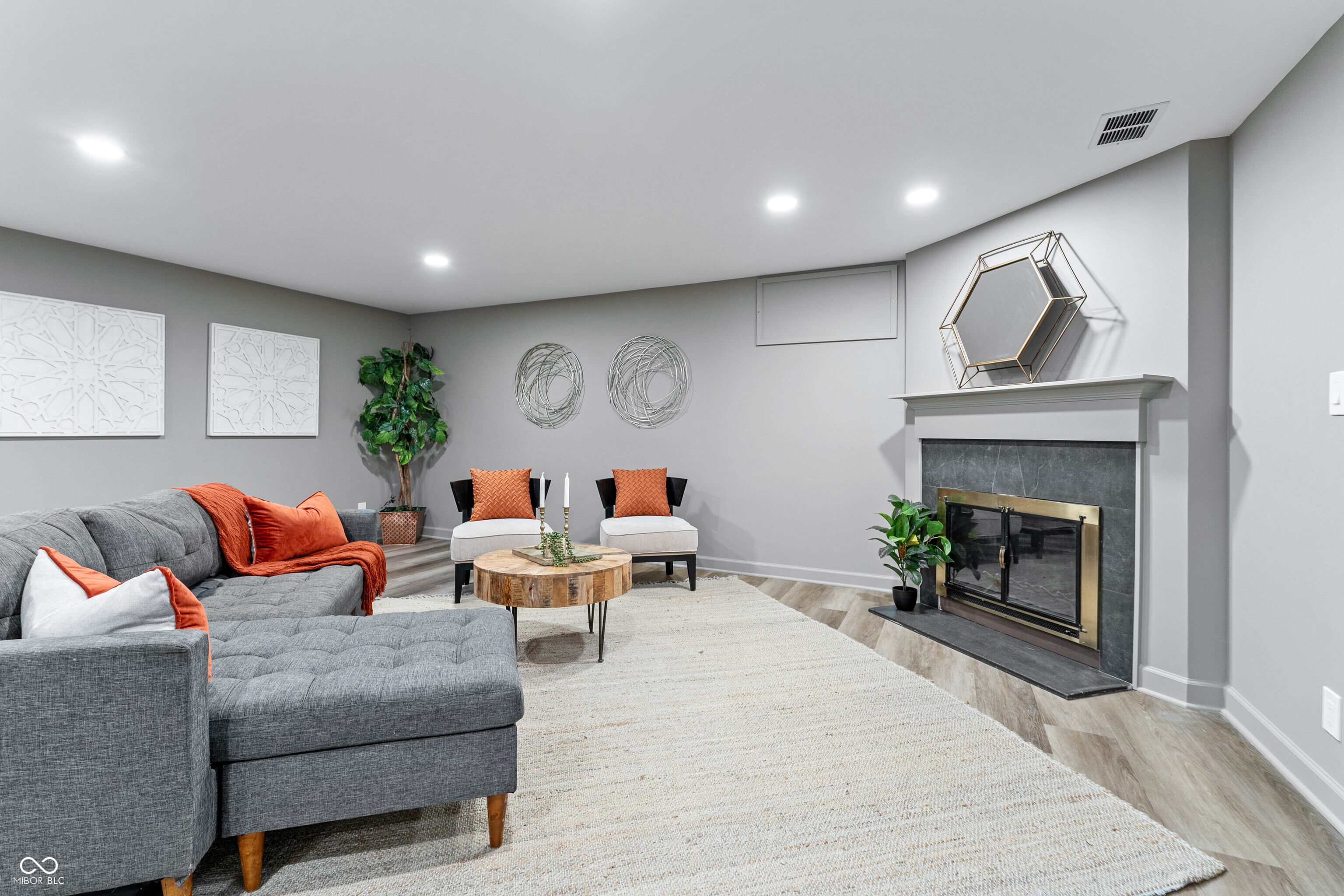 1047 Carters Grove
