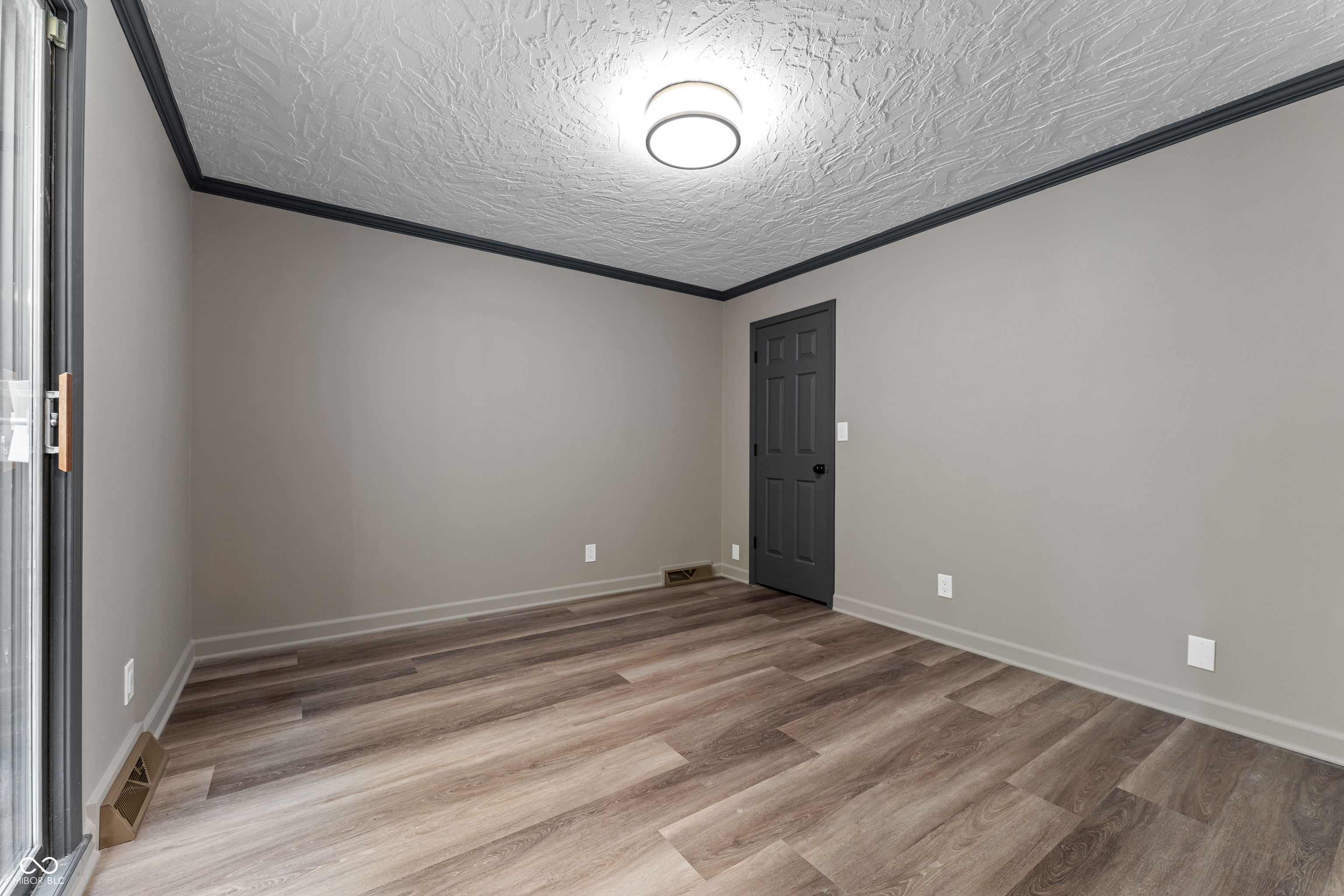 1047 Carters Grove