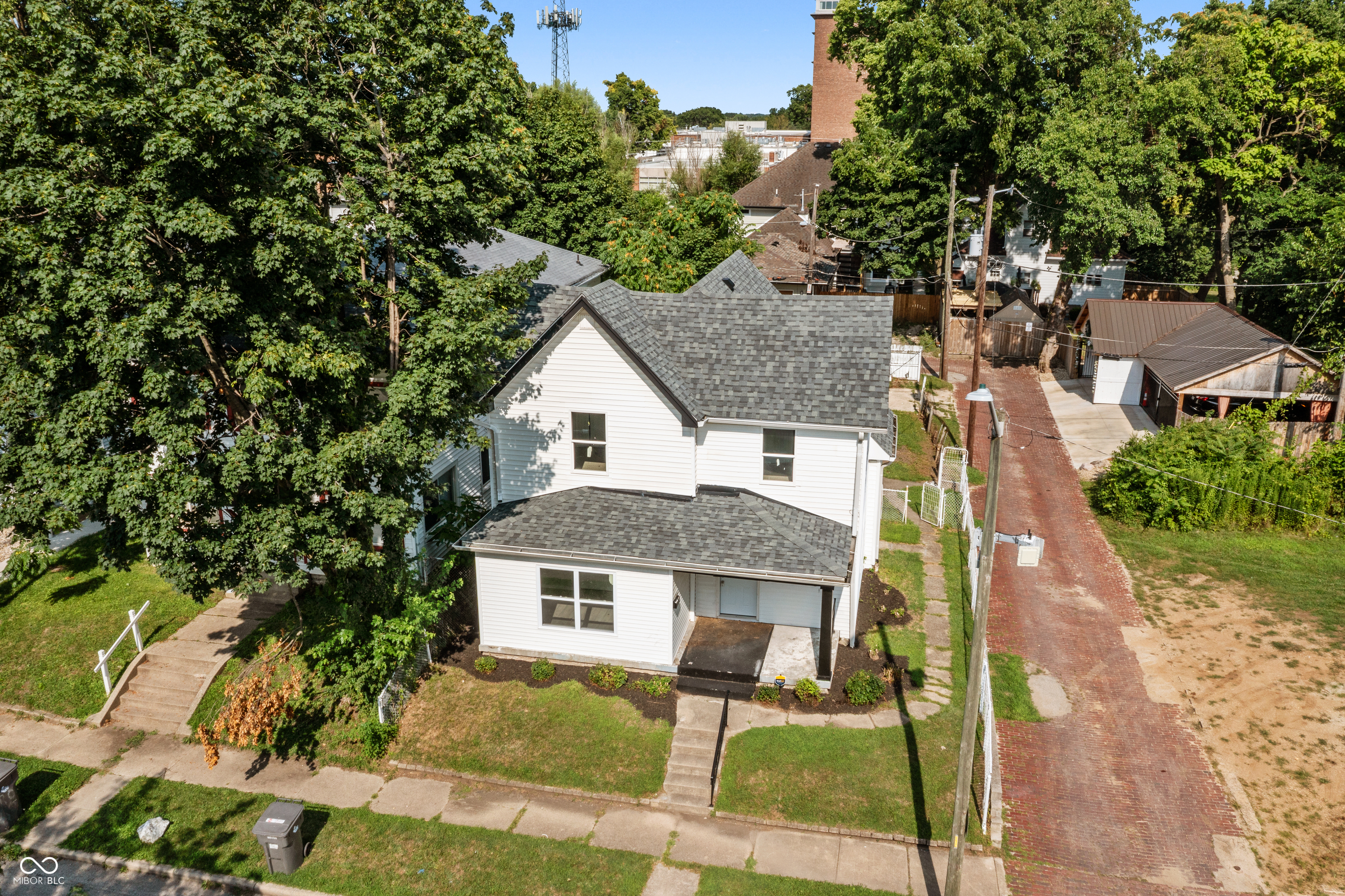 2823 N Kenwood Avenue