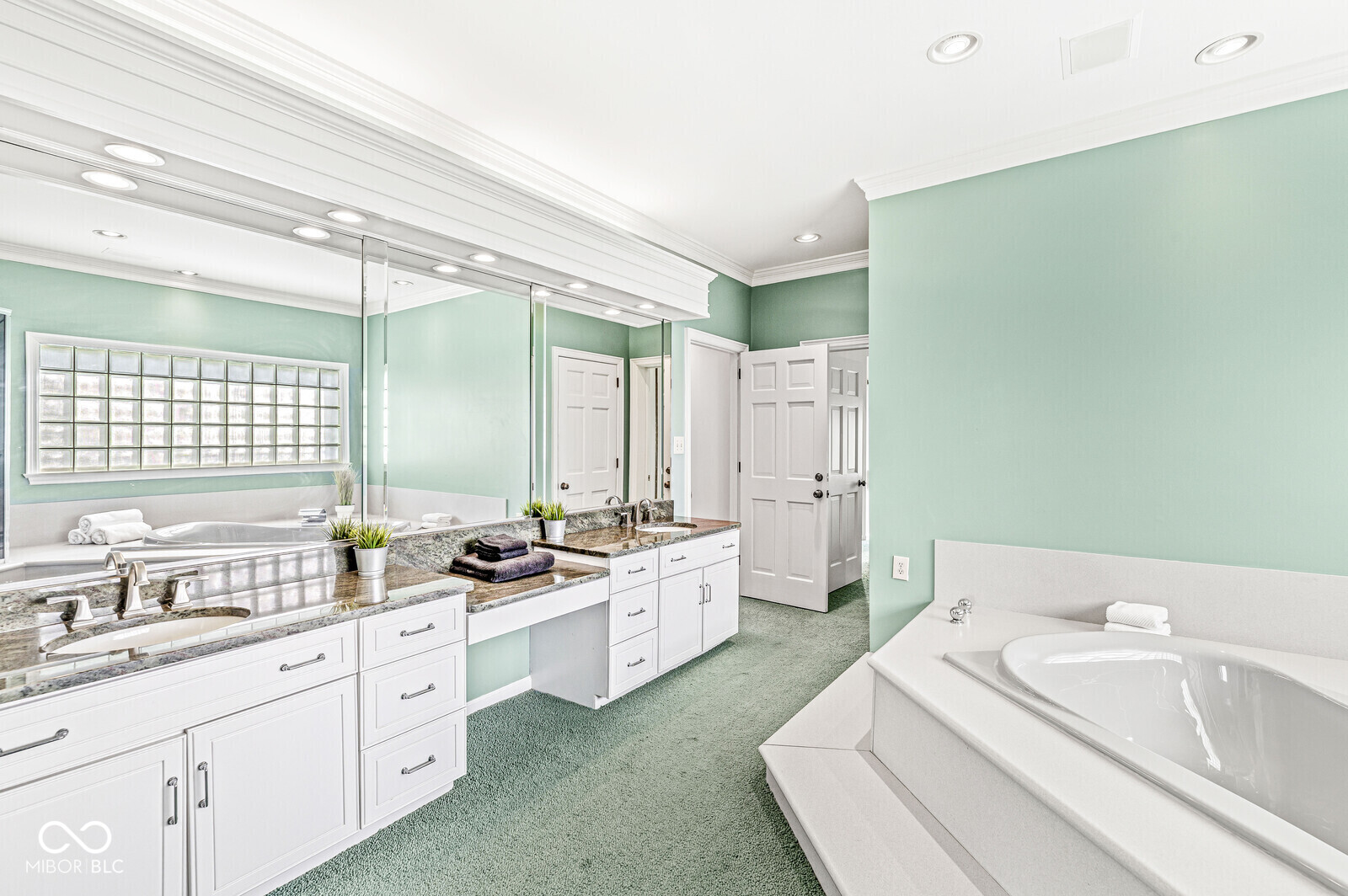 3748 Bay Road South Drive