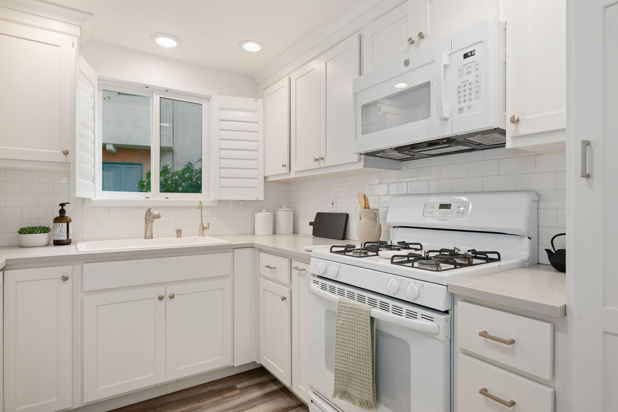 711 W Ortega Street, 7