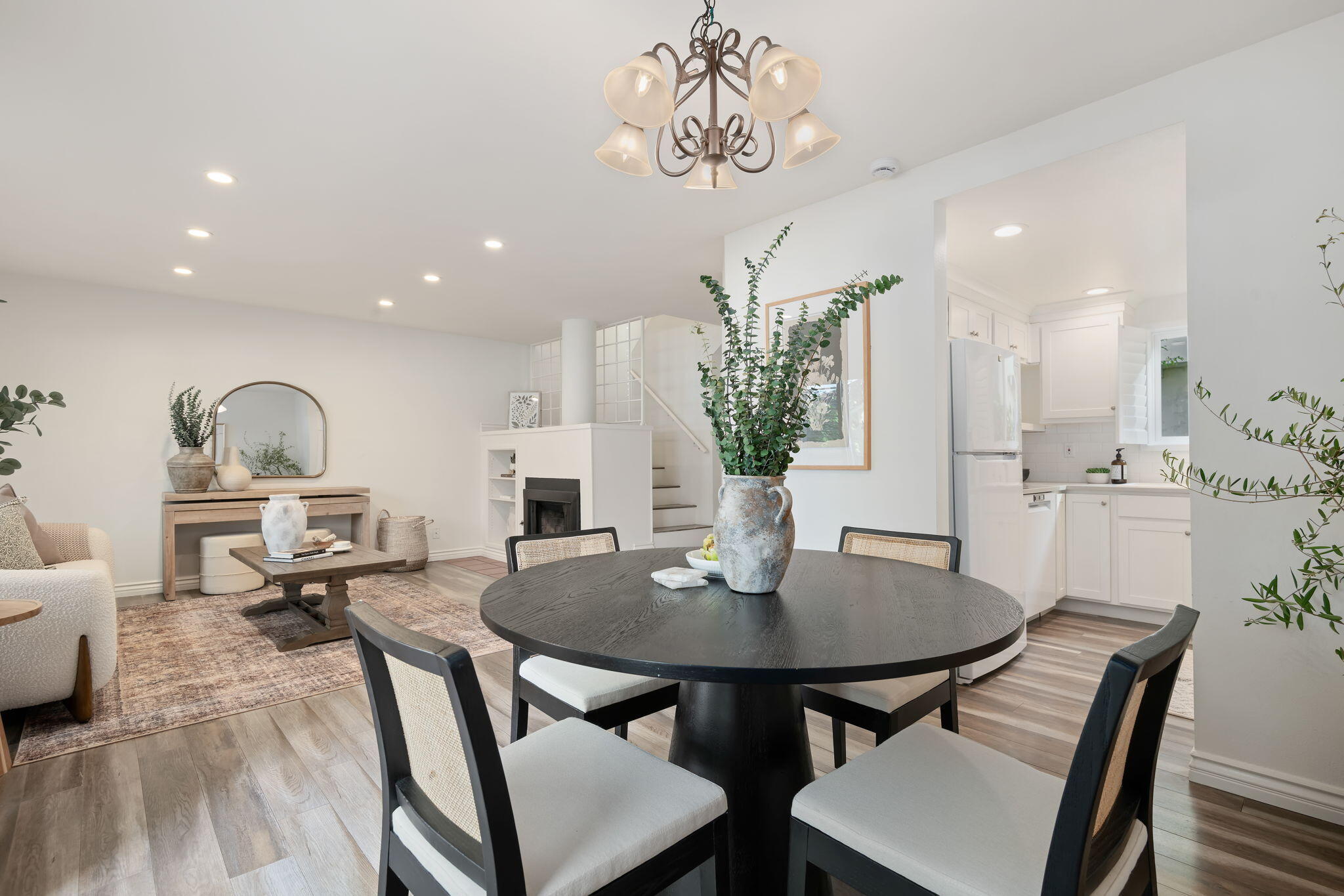 711 W Ortega Street, 7