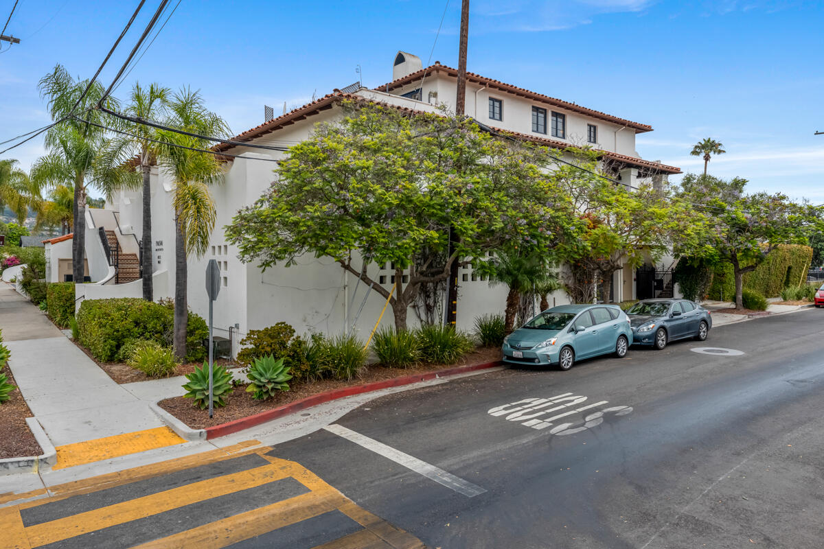 802 E Cota Street, 1a