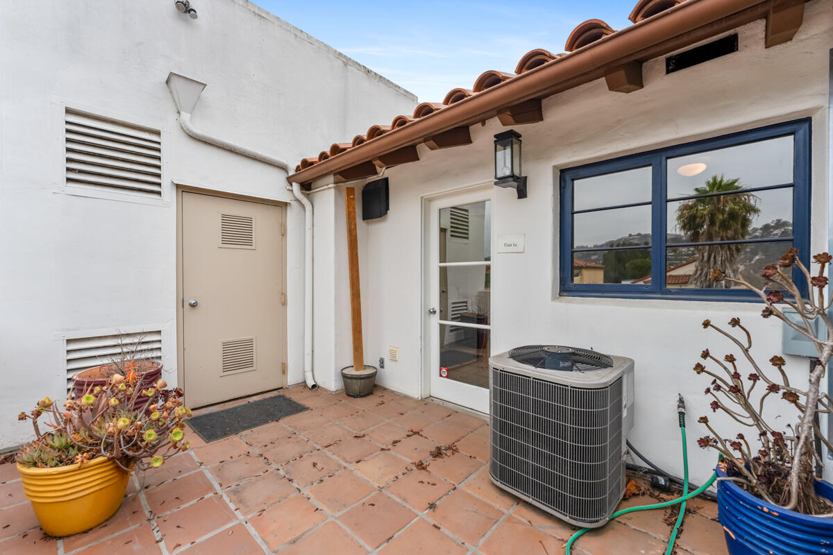 802 E Cota Street, 1a