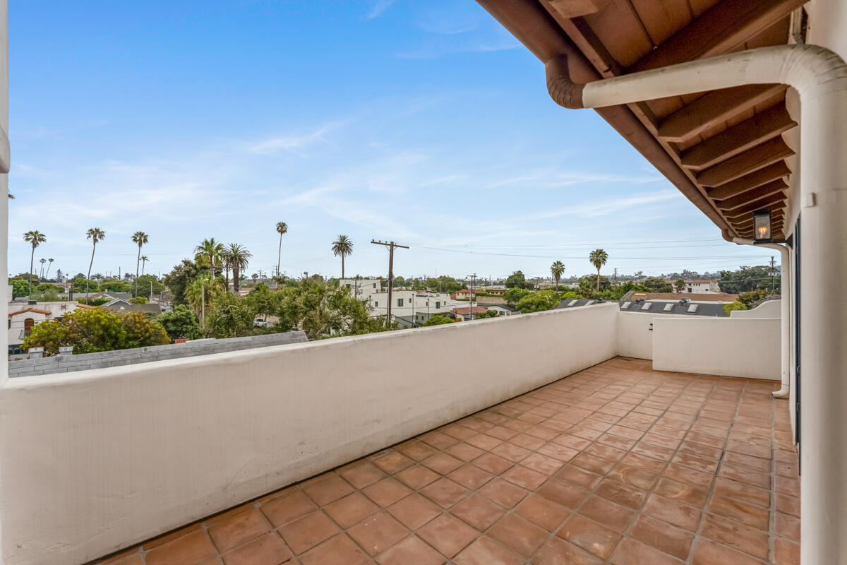 802 E Cota Street, 1a