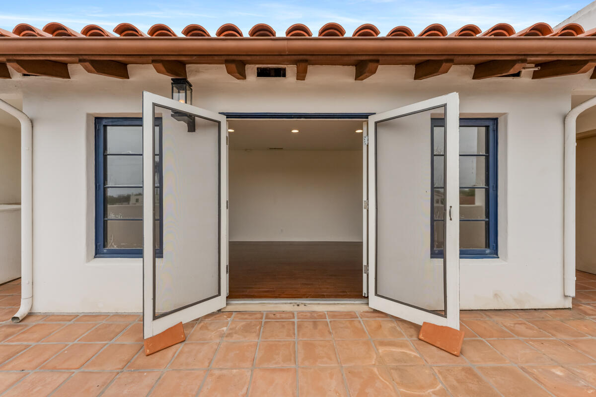 802 E Cota Street, 1a