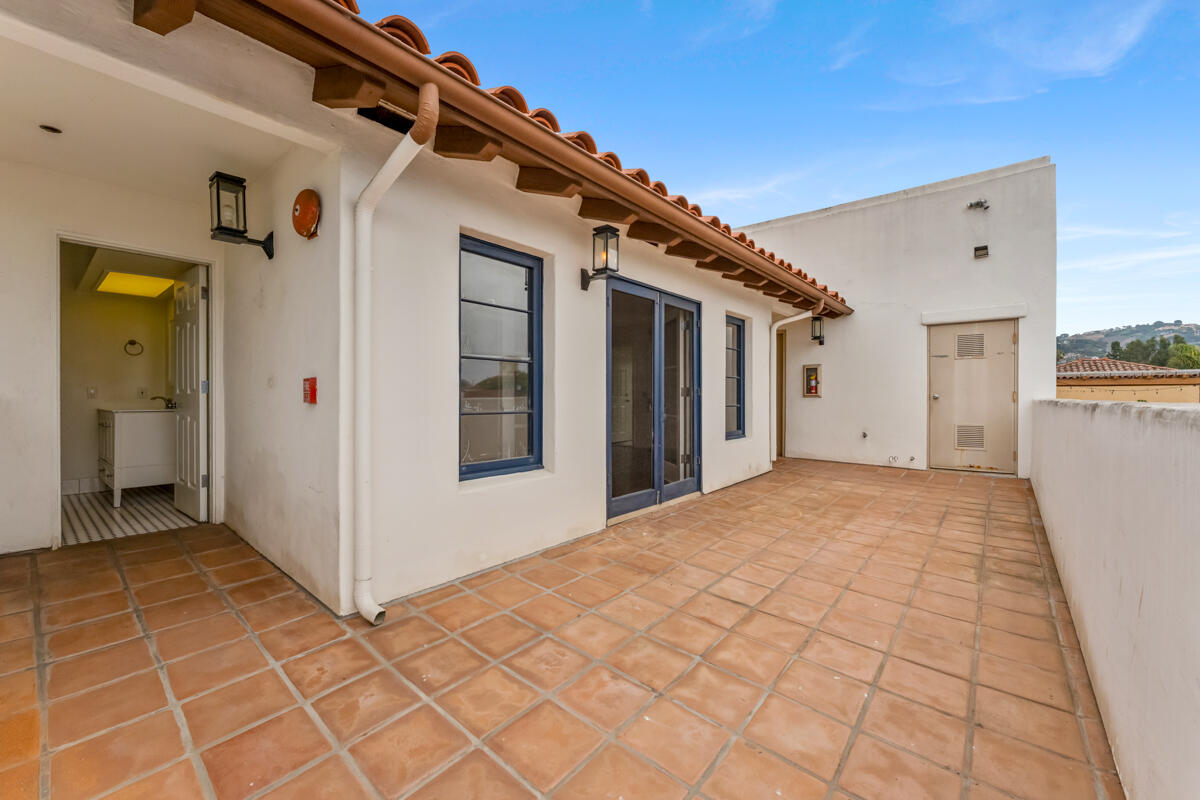 802 E Cota Street, 1a