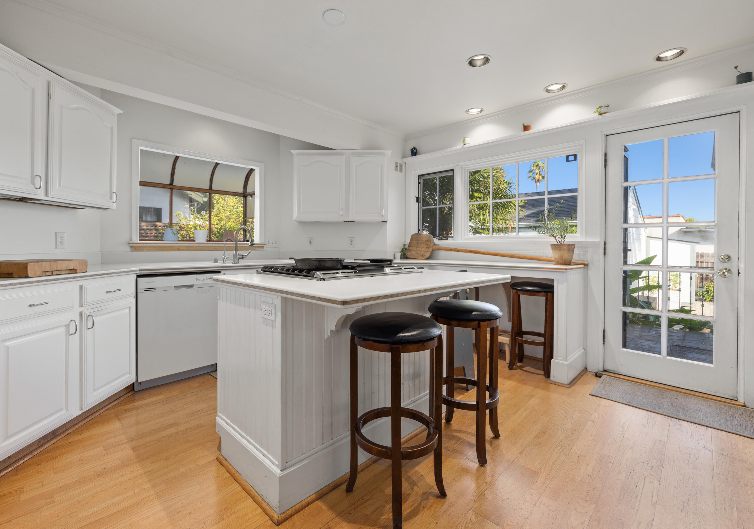 807 W Mission Street