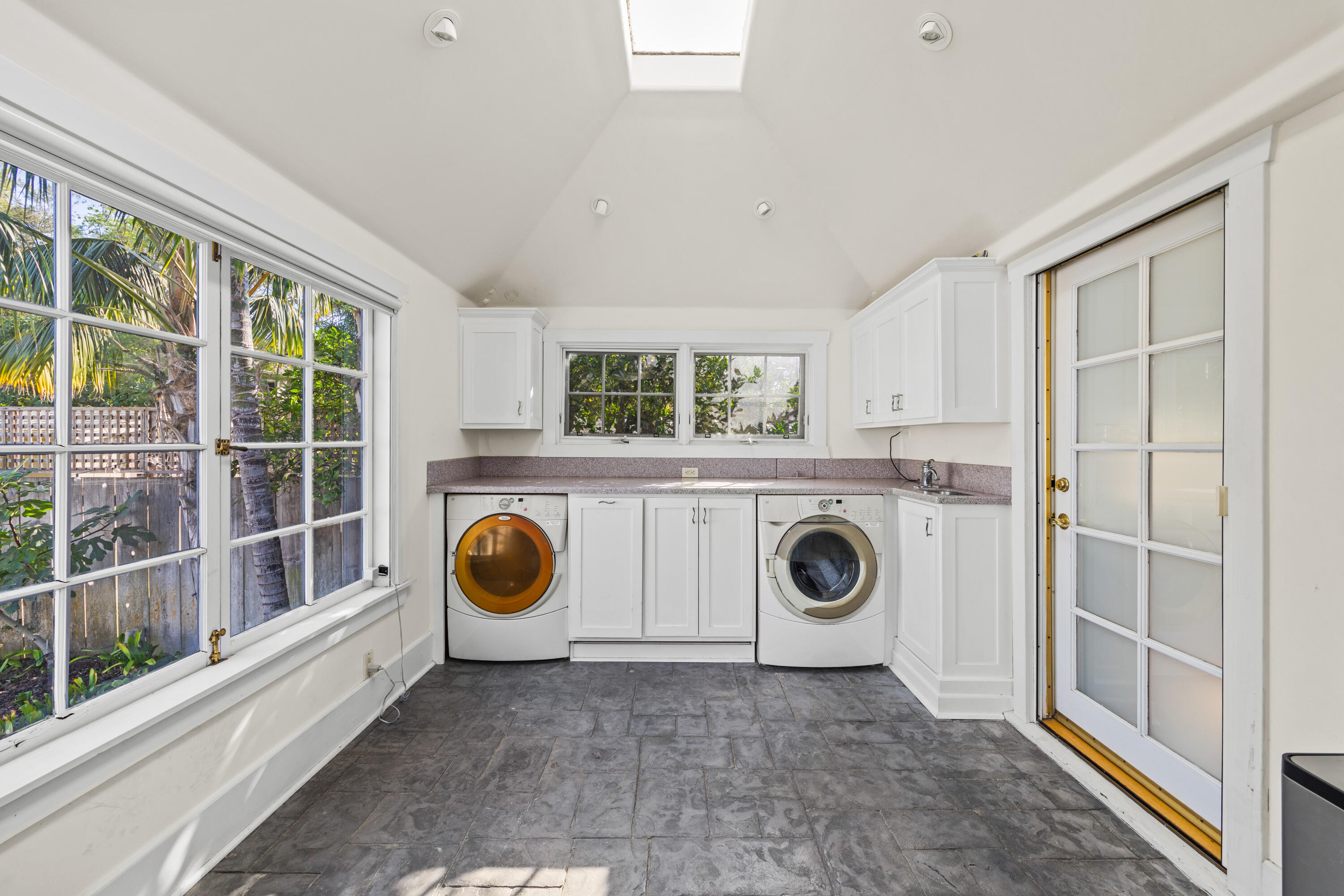 807 W Mission Street