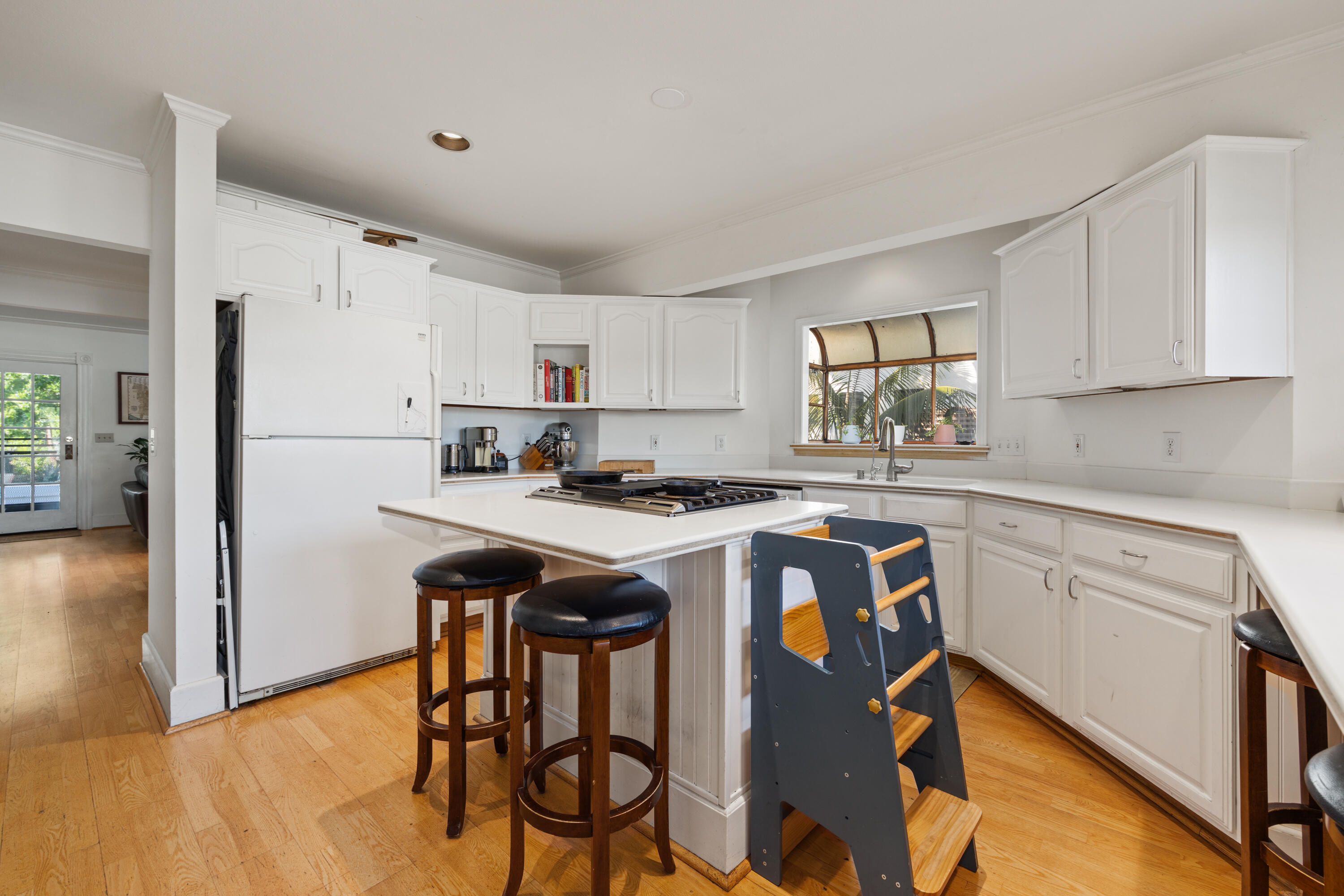 807 W Mission Street