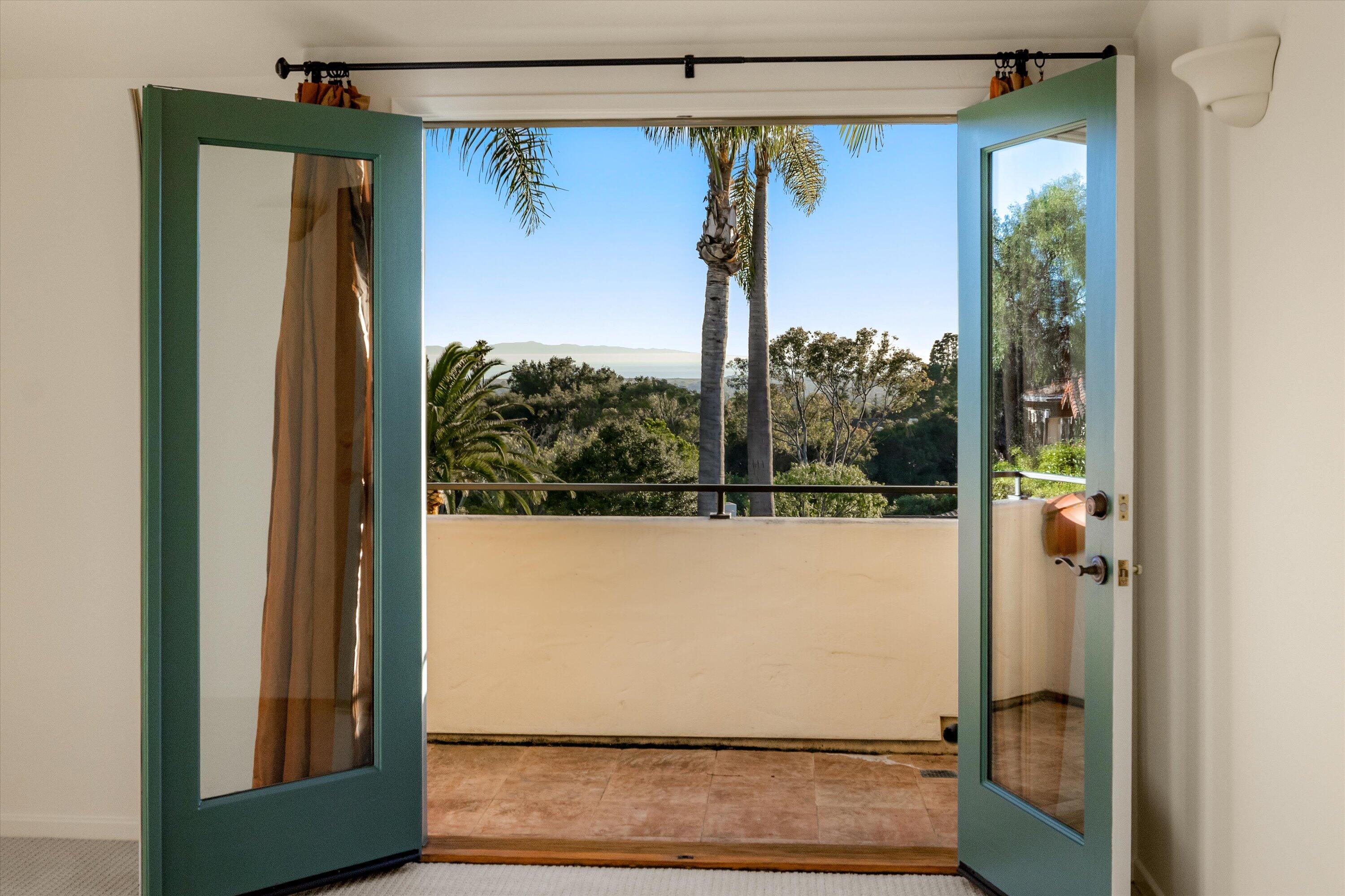 1045 Via Los Padres