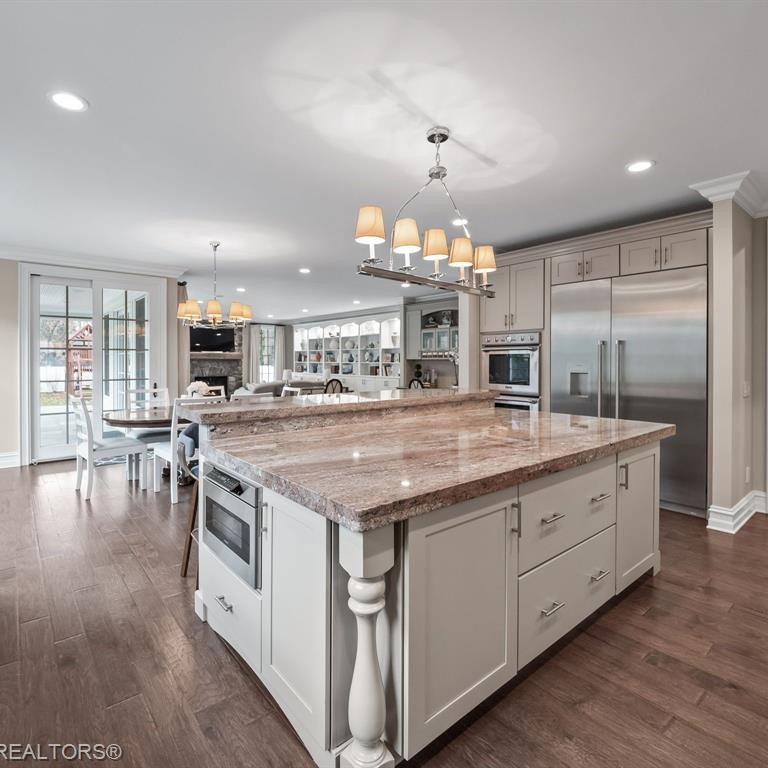 555 Vinewood Avenue