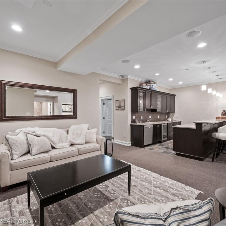 555 Vinewood Avenue
