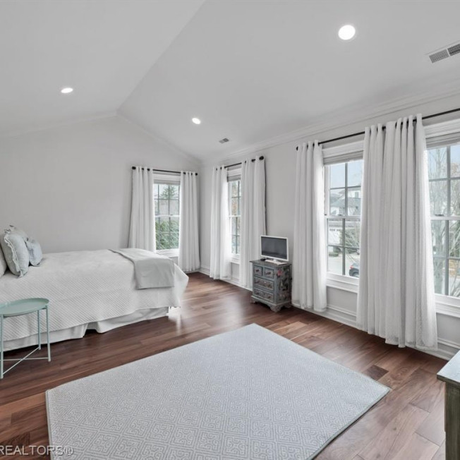 555 Vinewood Avenue