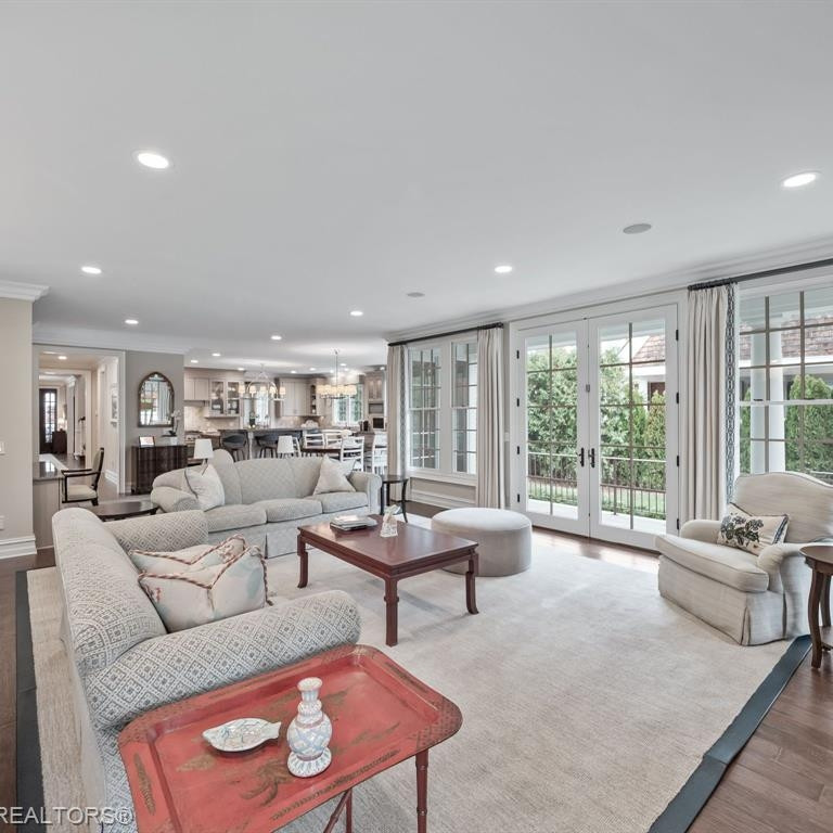 555 Vinewood Avenue