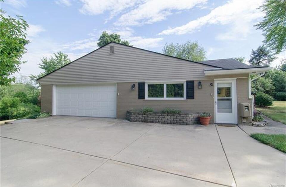 3275 Chickering Lane