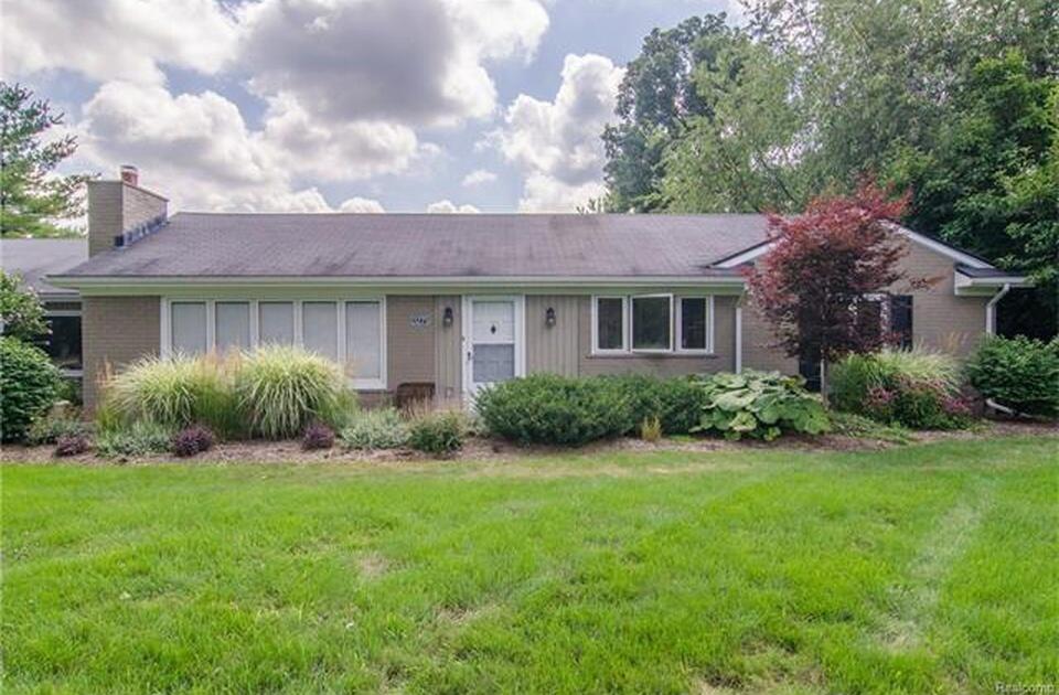 3275 Chickering Lane