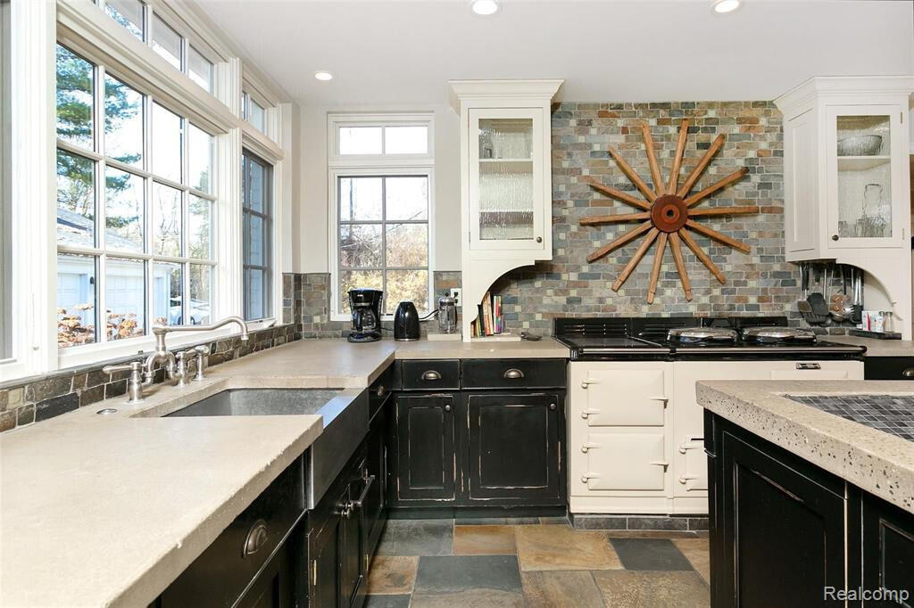 31677 Mountain View Road