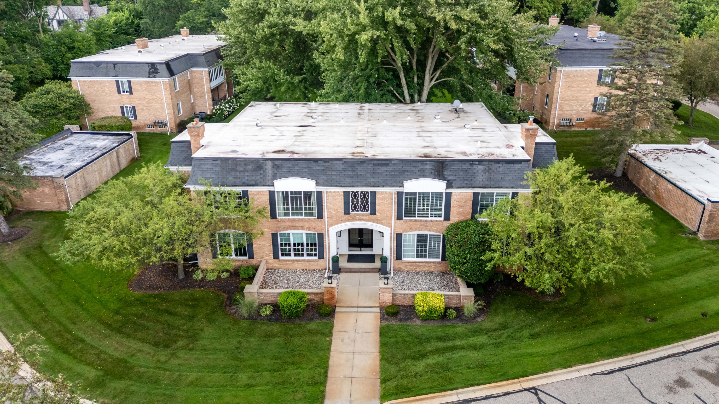 150 E Long Lake Road