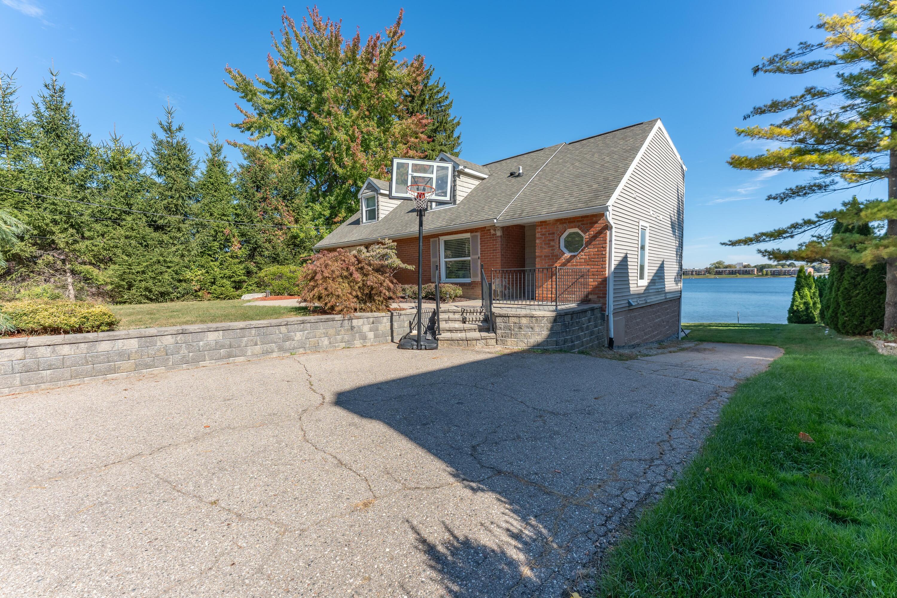 1675 Dell Rose Drive, Bloomfield Hills