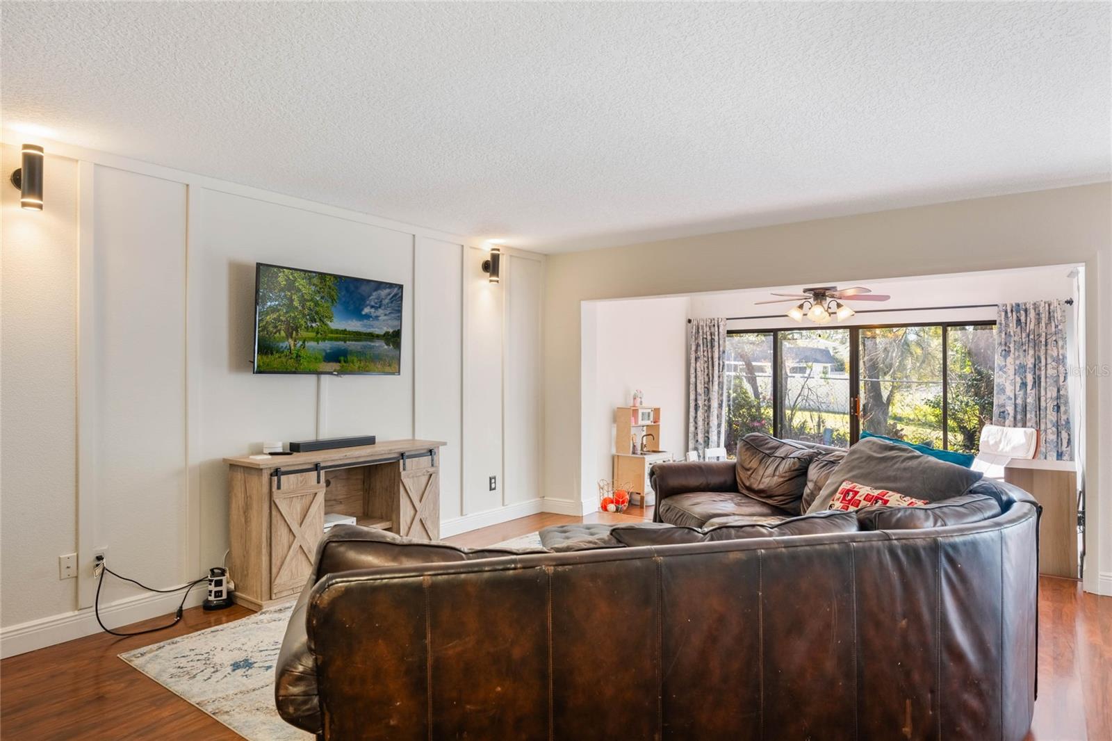 643 WOODRIDGE DR